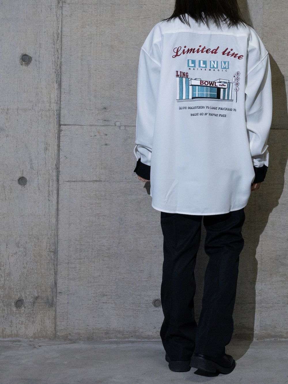 ホワイト系のシャツ/ブラウスを着用したレディースの冬コーディネートの2枚目の写真