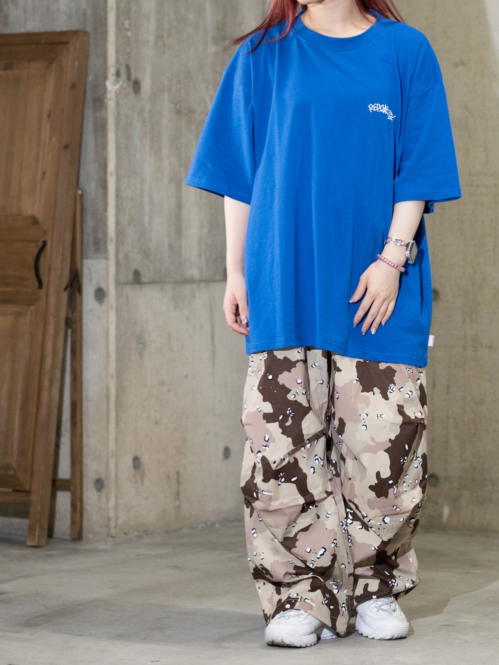 ブルー系のTシャツ/カットソー、その他のカーゴパンツを着用したレディースの夏コーディネートの2枚目の写真