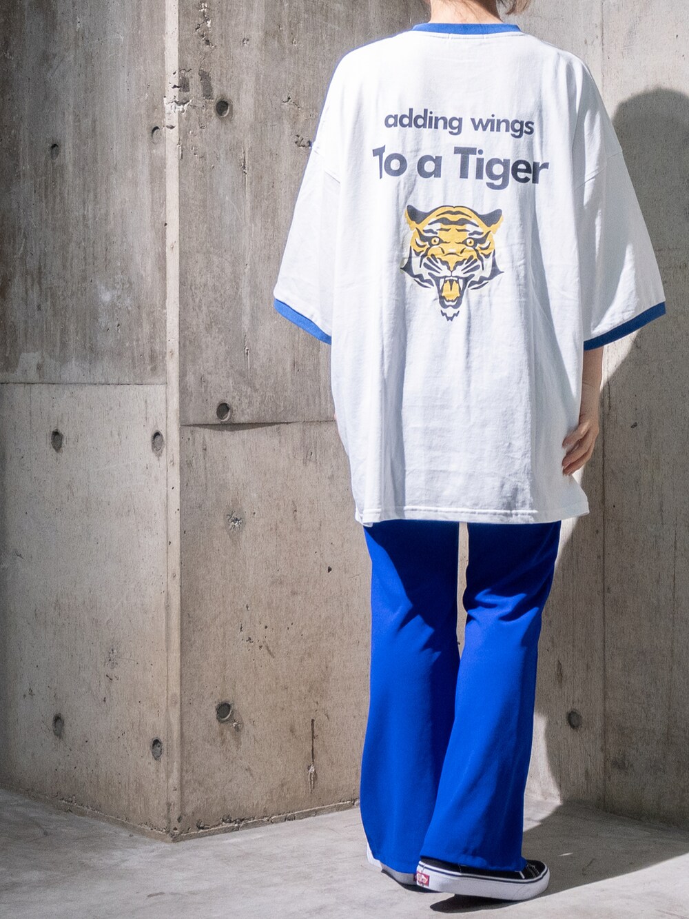 ブルー系のTシャツ/カットソー、ブルー系のその他パンツを着用したレディースの春コーディネートの2枚目の写真