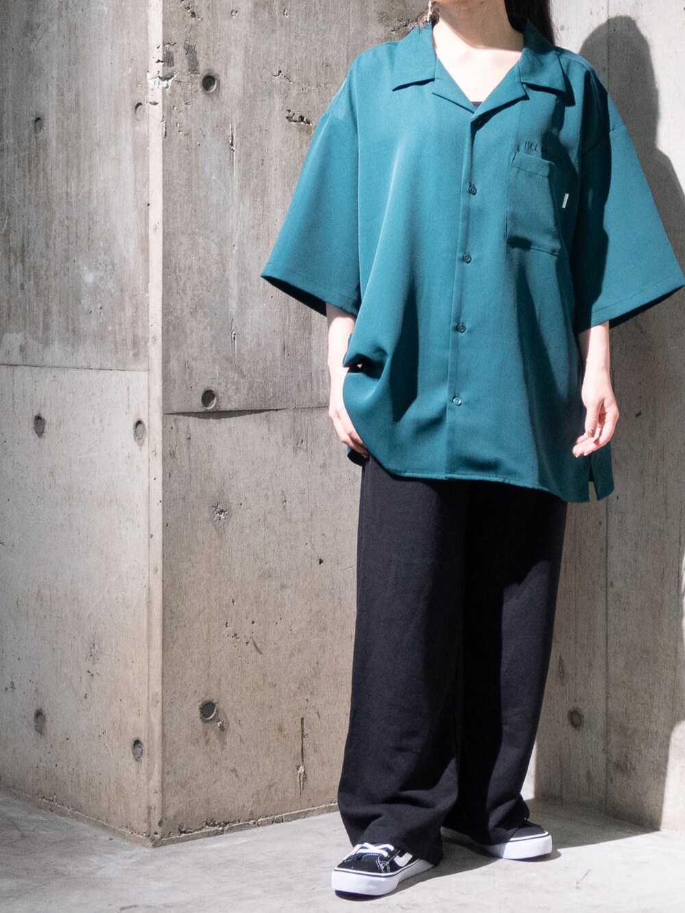 グリーン系のシャツ/ブラウスを着用したレディースの夏コーディネートの2枚目の写真