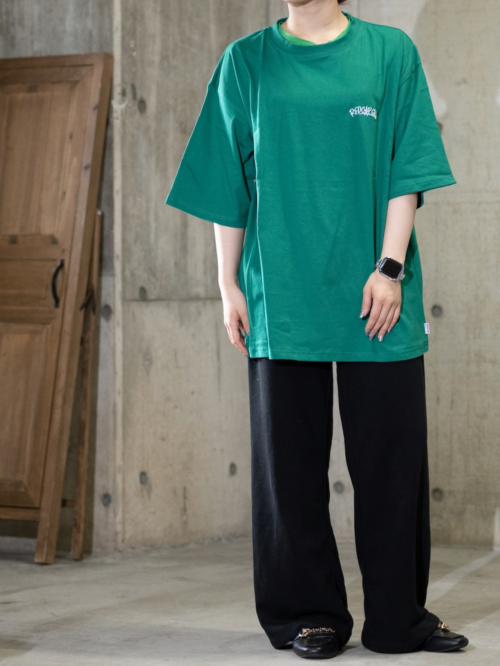 グリーン系のTシャツ/カットソーを着用したレディースの夏コーディネートの2枚目の写真