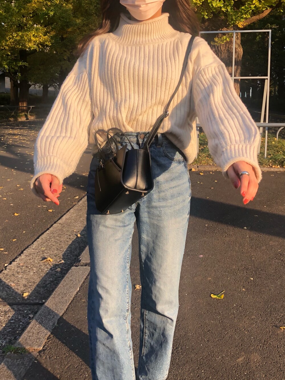 「秋コーデ、大人カジュアル、ハイネック、frames RAY CASSIN」｜「GUのハイウエストストレートジーンズ+EC(丈長め82cm)（パンツ、ブルー系）」を使った、000opiecoさん（レディース・161cm）の秋コーディネートの2枚目の写真