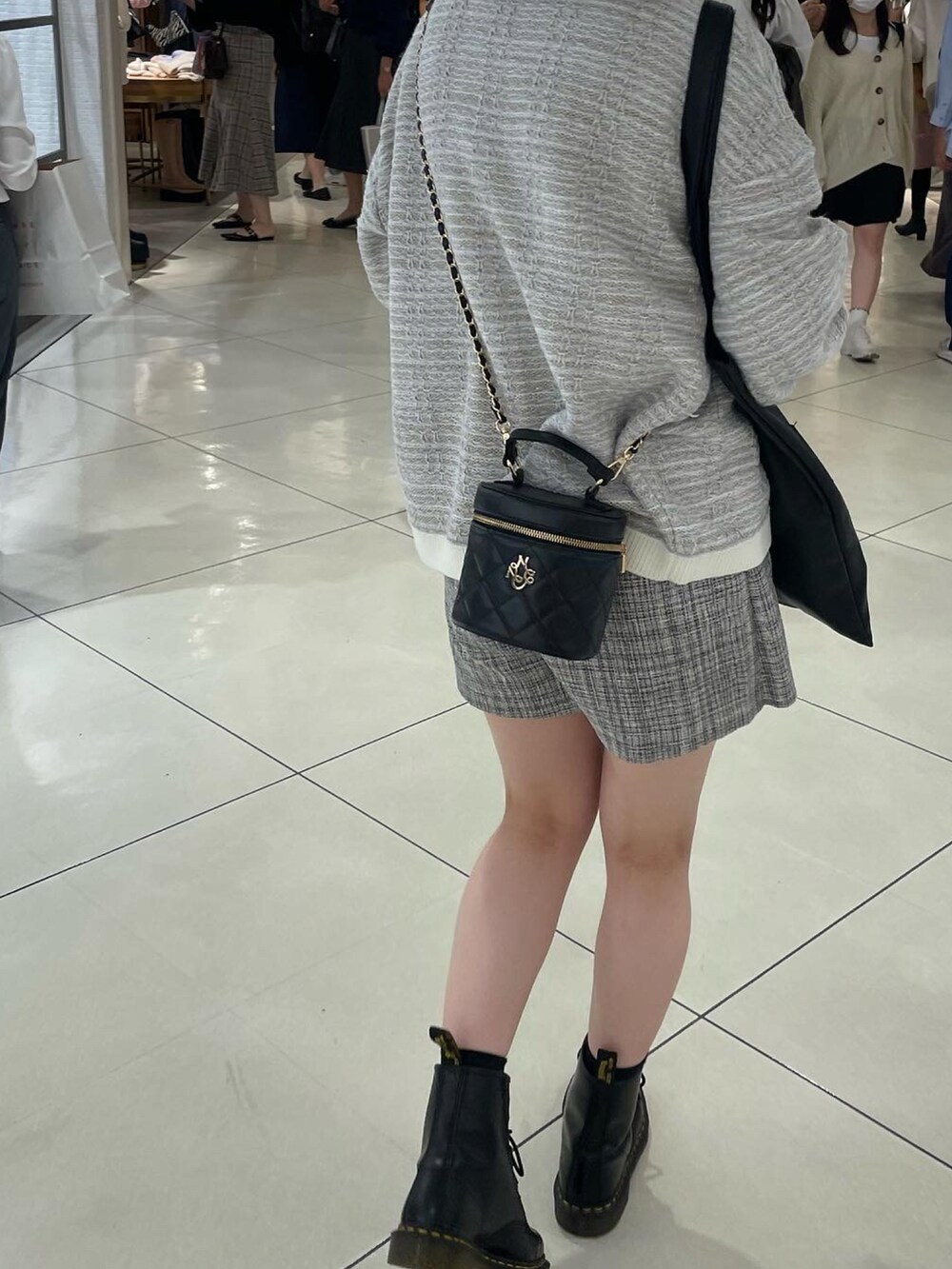 ブルー系のカーディガン/ボレロ、グレー系のその他パンツ、ブラック系のブーツを着用したレディースの冬コーディネートの2枚目の写真