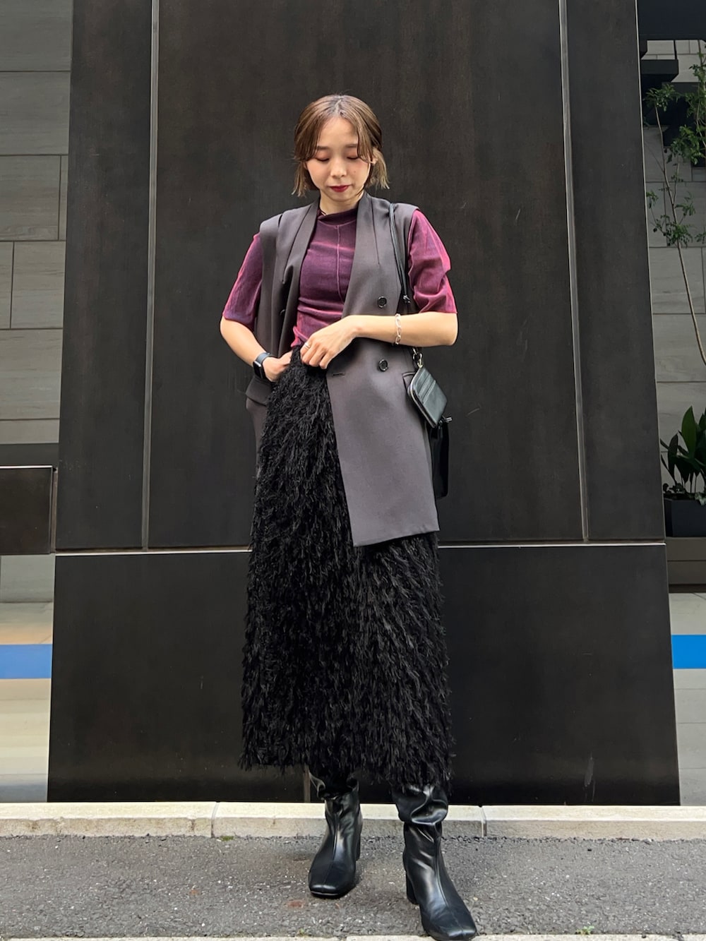 ブラック系のショルダーバッグ、ブラック系のブーツ、パープル系のTシャツ/カットソーを着用したレディースの夏コーディネートの2枚目の写真