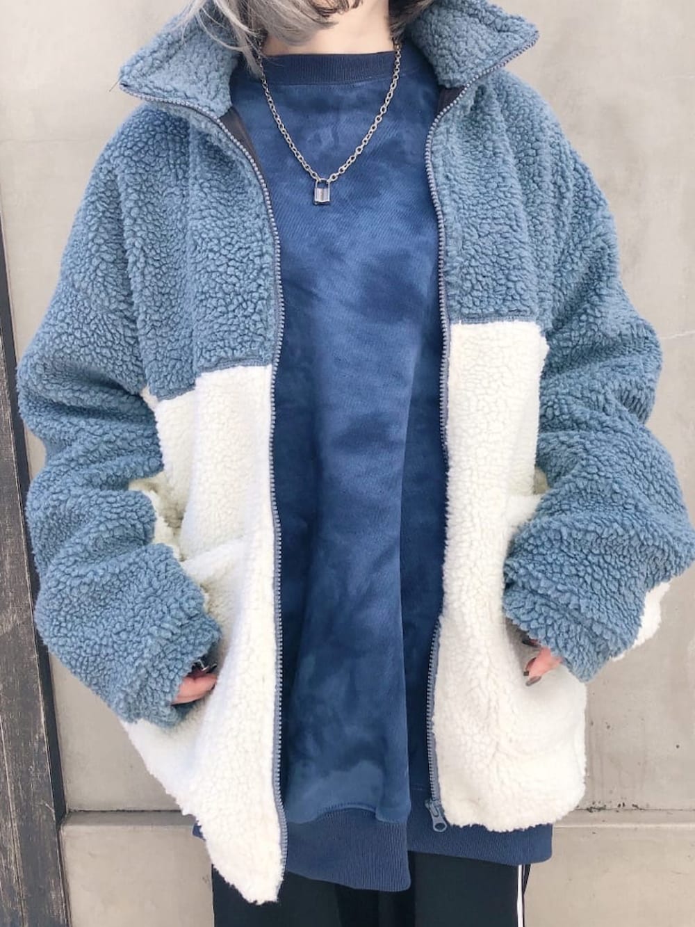 ブルー系のスウェット、ブルー系のブルゾン、ブラック系のスウェットパンツを着用したレディースの冬コーディネートの5枚目の写真