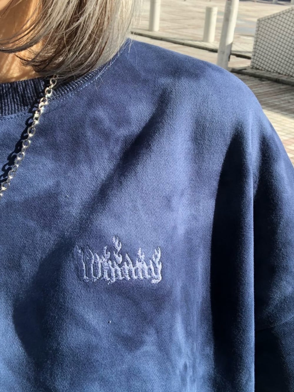 ブルー系のスウェット、ブルー系のブルゾン、ブラック系のスウェットパンツを着用したレディースの冬コーディネートの3枚目の写真