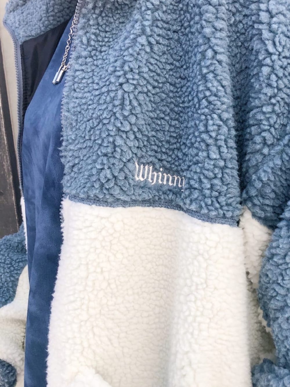 ブルー系のスウェット、ブルー系のブルゾン、ブラック系のスウェットパンツを着用したレディースの冬コーディネートの4枚目の写真