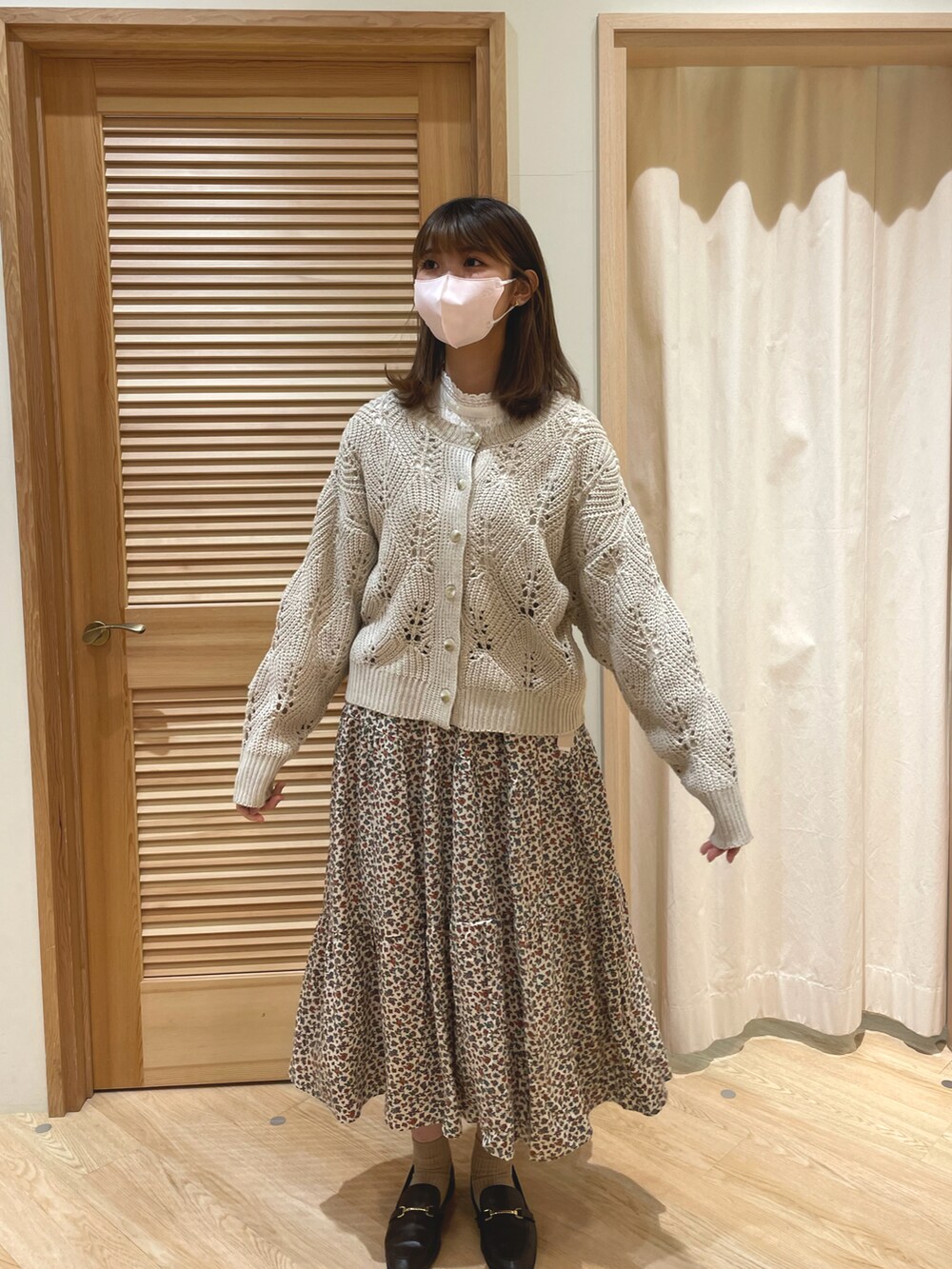 ベージュ系のカーディガン/ボレロを着用したレディースの冬コーディネートの2枚目の写真