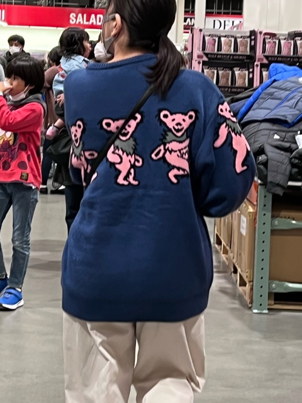 ブルー系のニット/セーター、ホワイト系のその他パンツ、ブラック系のスニーカーを着用したレディースの冬コーディネートの2枚目の写真