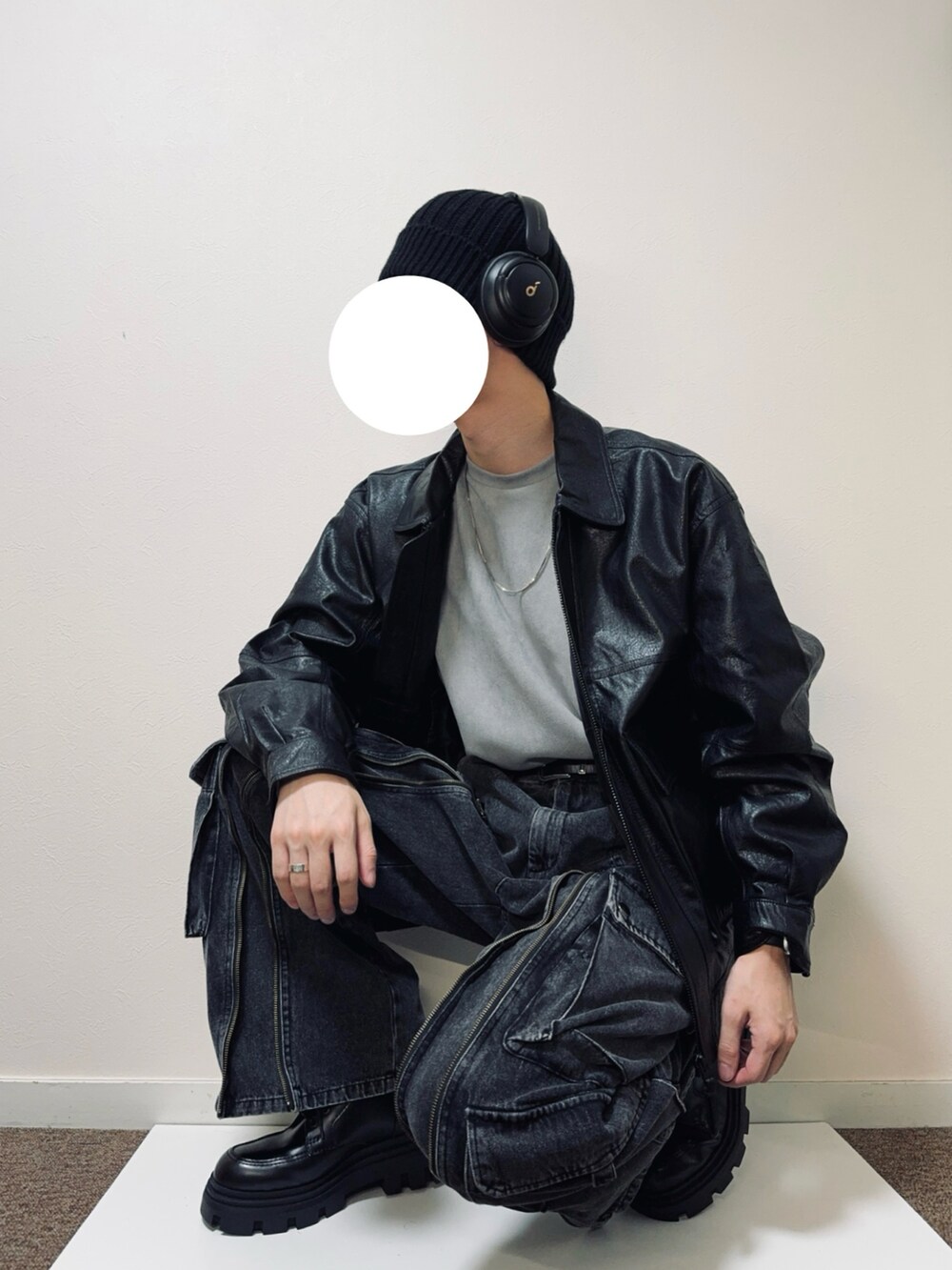 グレー系のスウェット、ブラック系のブルゾン、グレー系のカーゴパンツを着用したメンズの冬コーディネートの2枚目の写真