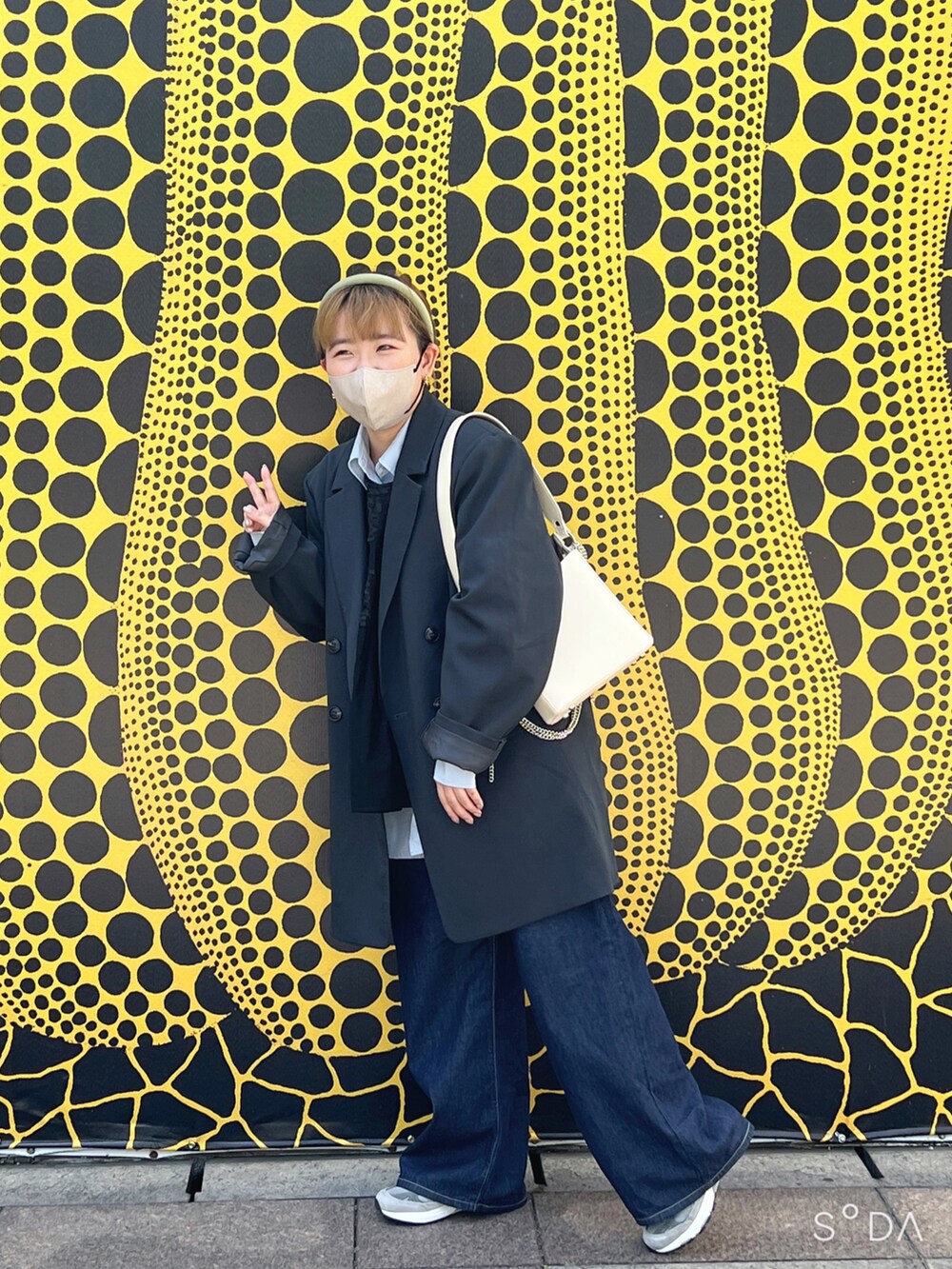 ホワイト系のショルダーバッグ、ブルー系のシャツ/ブラウス、ブルー系のパンツを着用したレディースの春コーディネートの2枚目の写真