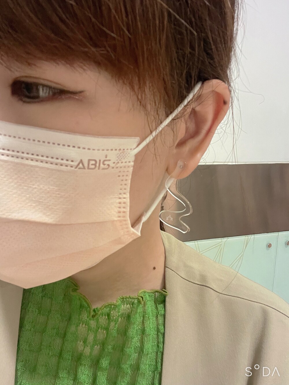 ブラック系のトートバッグ、グリーン系のニット/セーター、ベージュ系のその他アウターを着用したレディースの夏コーディネートの3枚目の写真