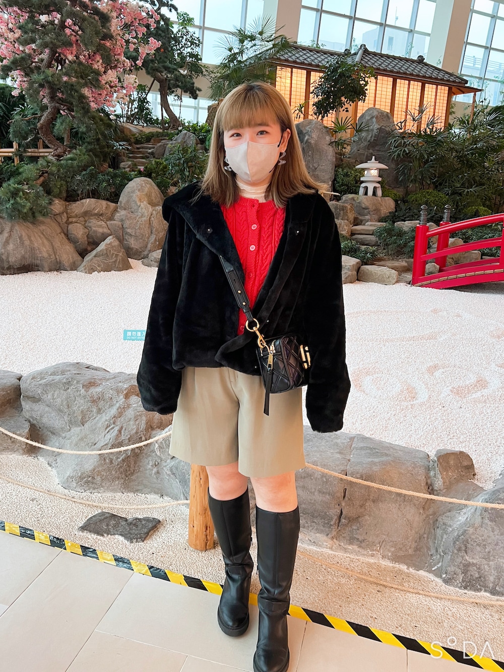 ブラック系のブーツ、ベージュ系のその他パンツ、レッド系のカーディガン/ボレロを着用したレディースの春コーディネートの2枚目の写真