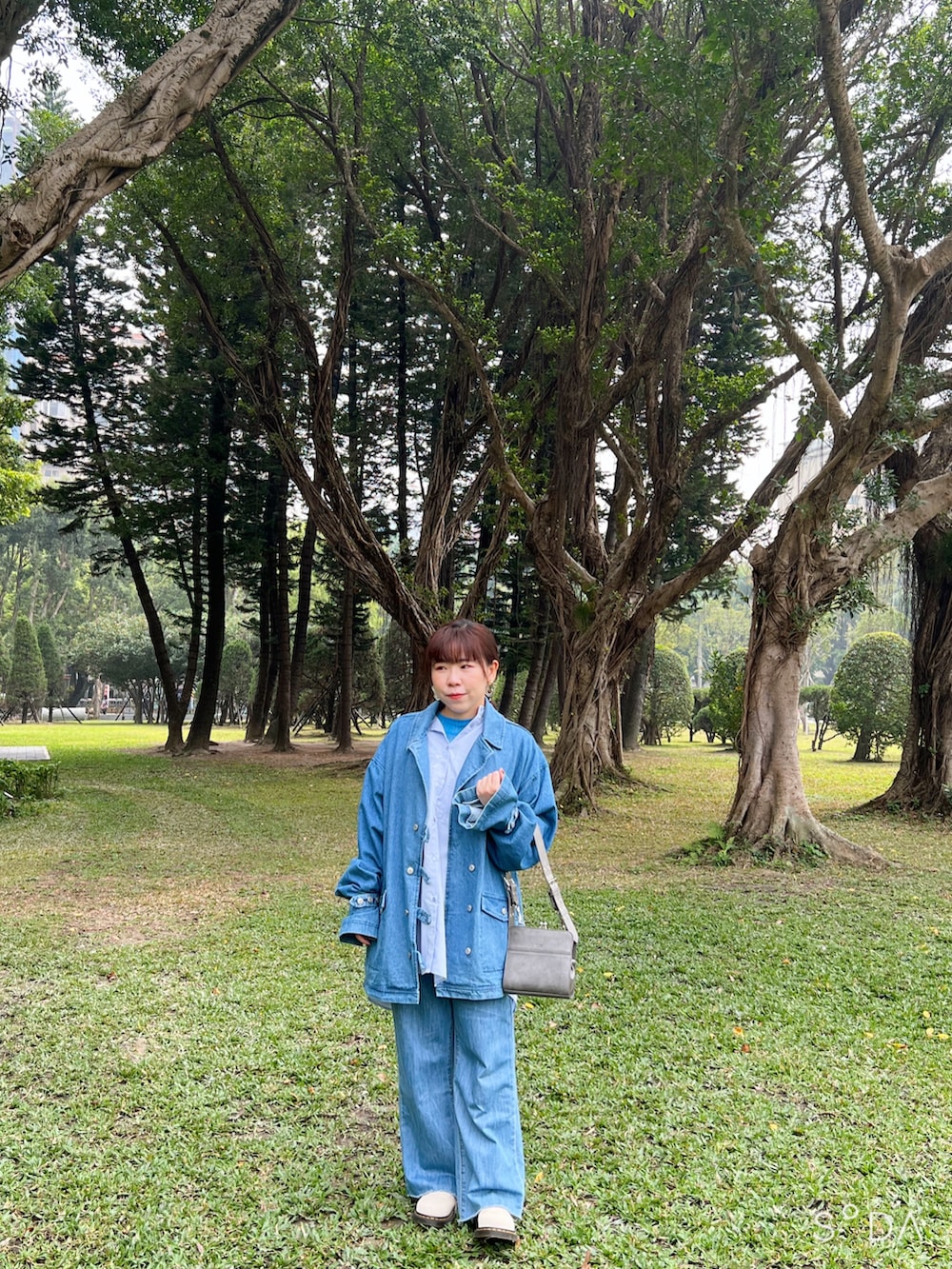 グレー系のショルダーバッグ、パープル系のシャツ/ブラウス、ベージュ系のサンダルを着用したレディースの春コーディネートの2枚目の写真