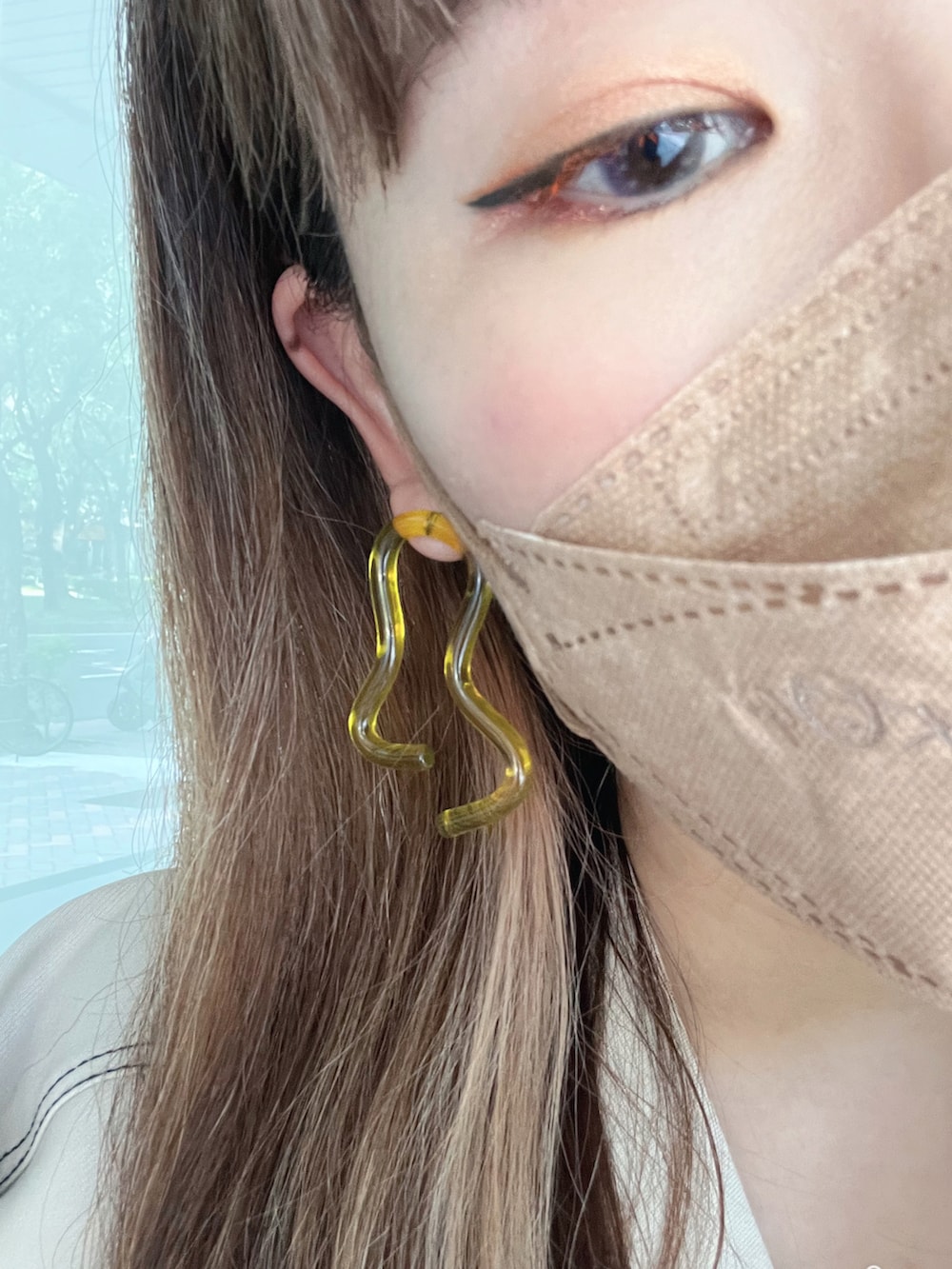 ブラック系のトートバッグ、ブラック系のローファー、ベージュ系のワンピースを着用したレディースの秋コーディネートの2枚目の写真