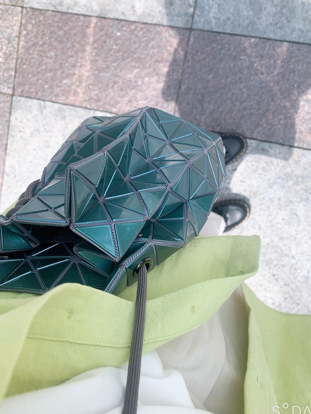 ホワイト系のその他パンツ、グリーン系のシャツ/ブラウス、ホワイト系のTシャツ/カットソーを着用したレディースの夏コーディネートの2枚目の写真