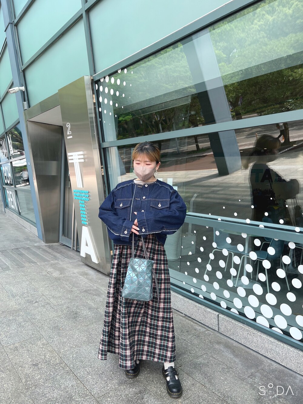 ブルー系のワンピース、ブルー系のデニムジャケット、グリーン系のTシャツ/カットソーを着用したレディースの春コーディネートの2枚目の写真