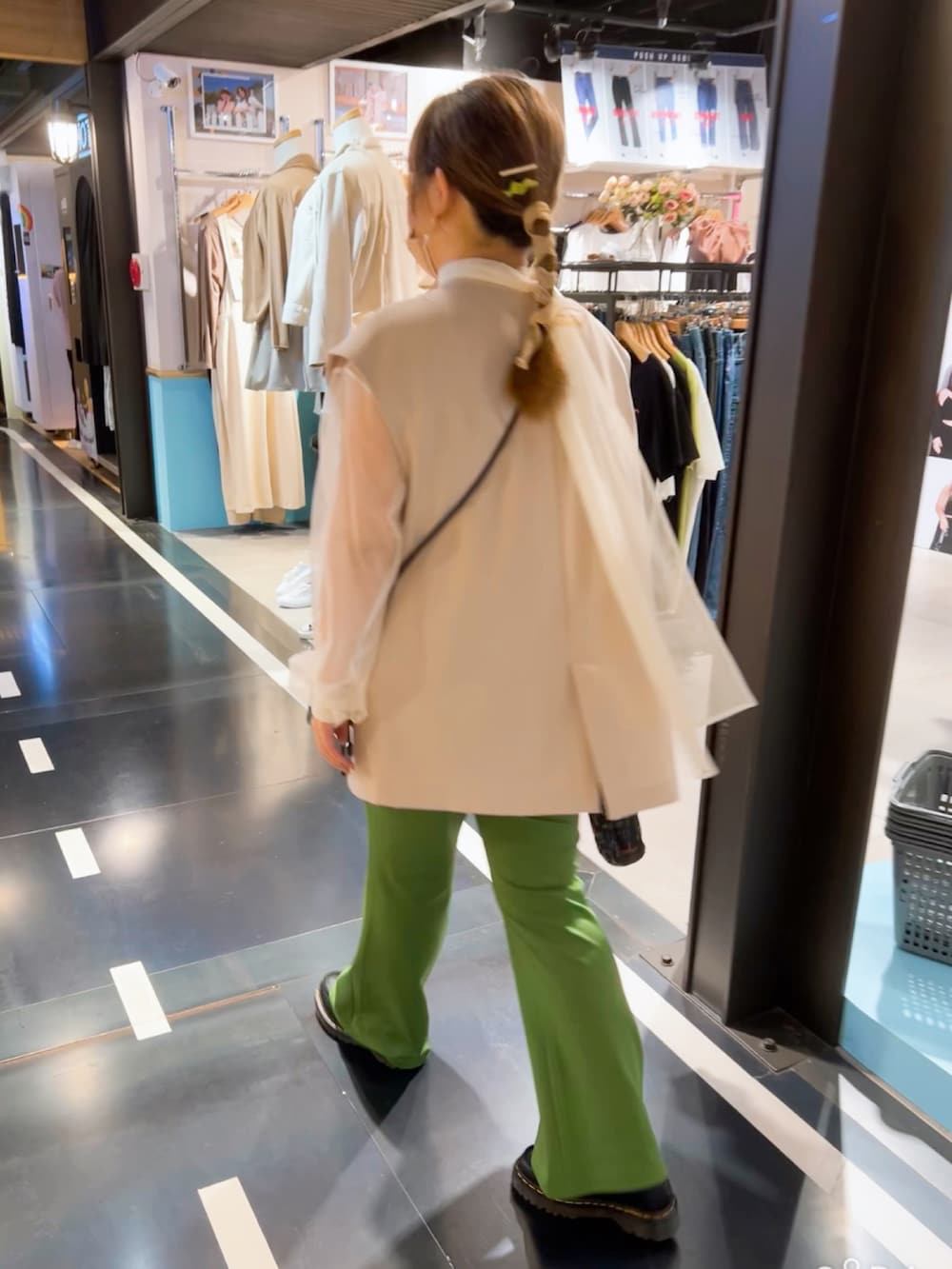 ブルー系のバッグ、ホワイト系のシャツ/ブラウス、ホワイト系のベストを着用したレディースの秋コーディネートの2枚目の写真