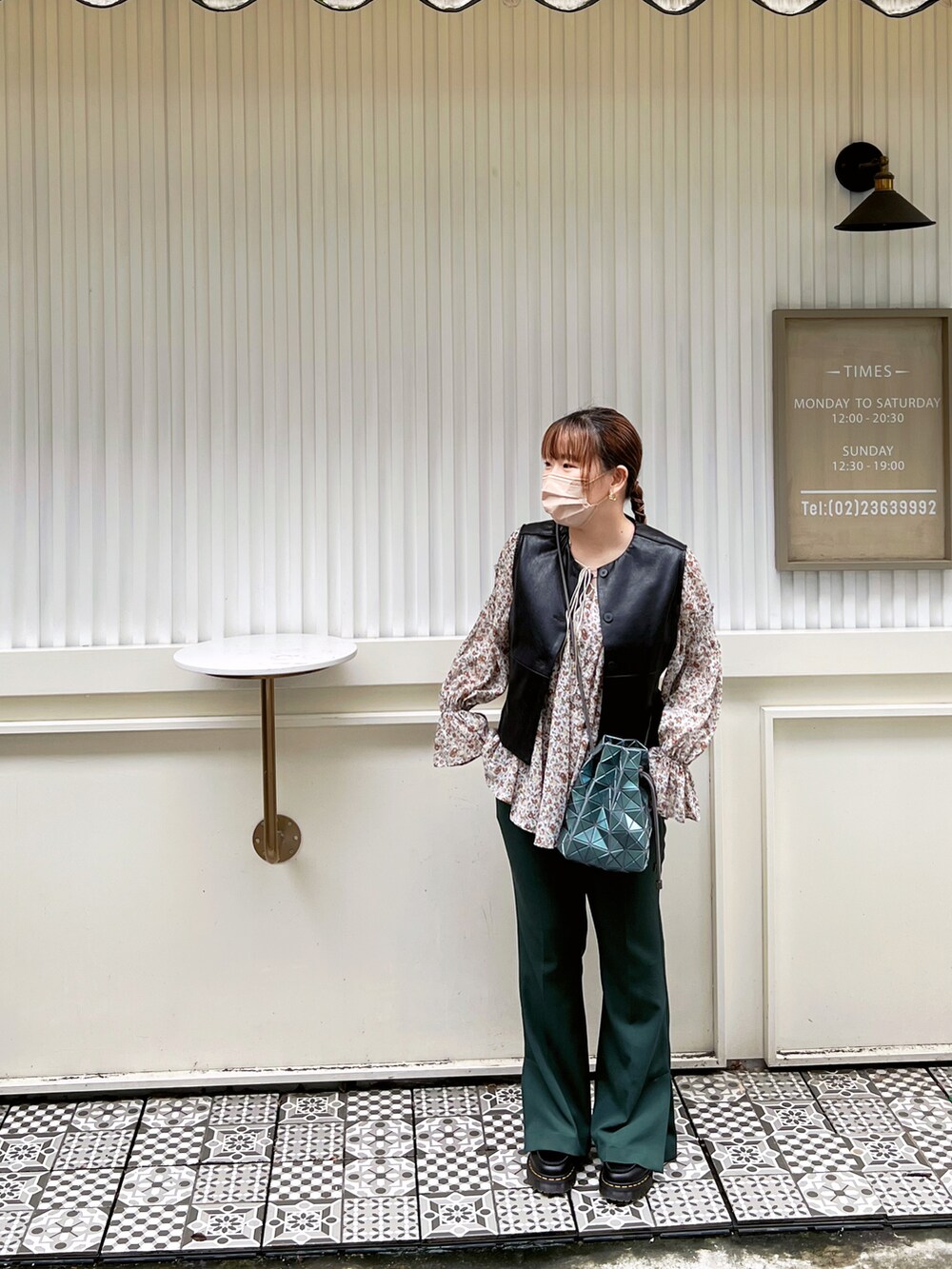 グリーン系のその他パンツ、ブラック系のローファー、ブルー系のバッグを着用したレディースの秋コーディネートの2枚目の写真