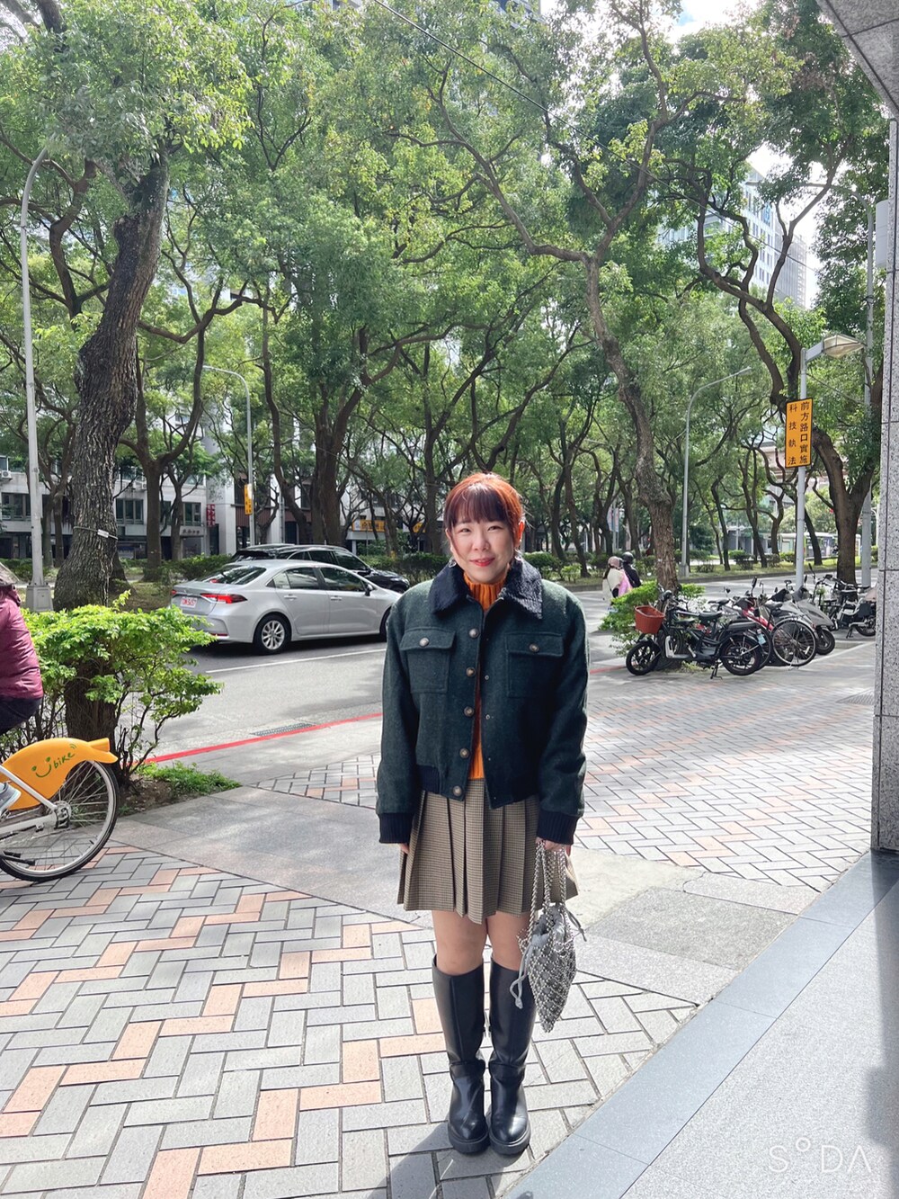 ベージュ系のスカート、ブラック系のブーツ、シルバー系のショルダーバッグを着用したレディースの冬コーディネートの2枚目の写真