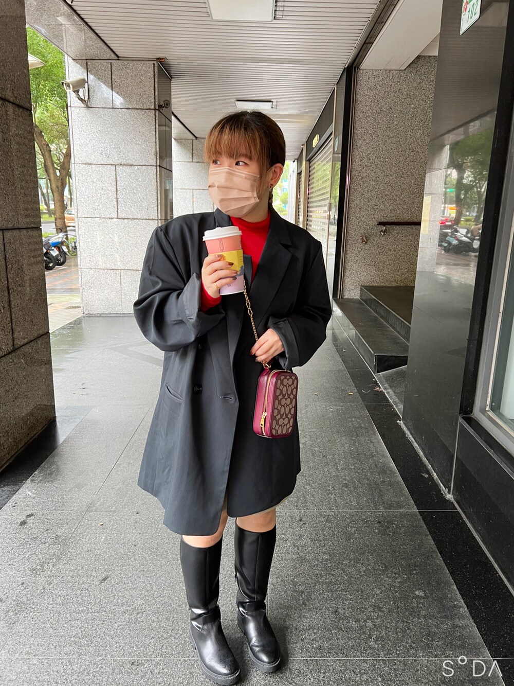 ブラック系のブーツ、グレー系のテーラードジャケット、レッド系のTシャツ/カットソーを着用したレディースの冬コーディネートの2枚目の写真