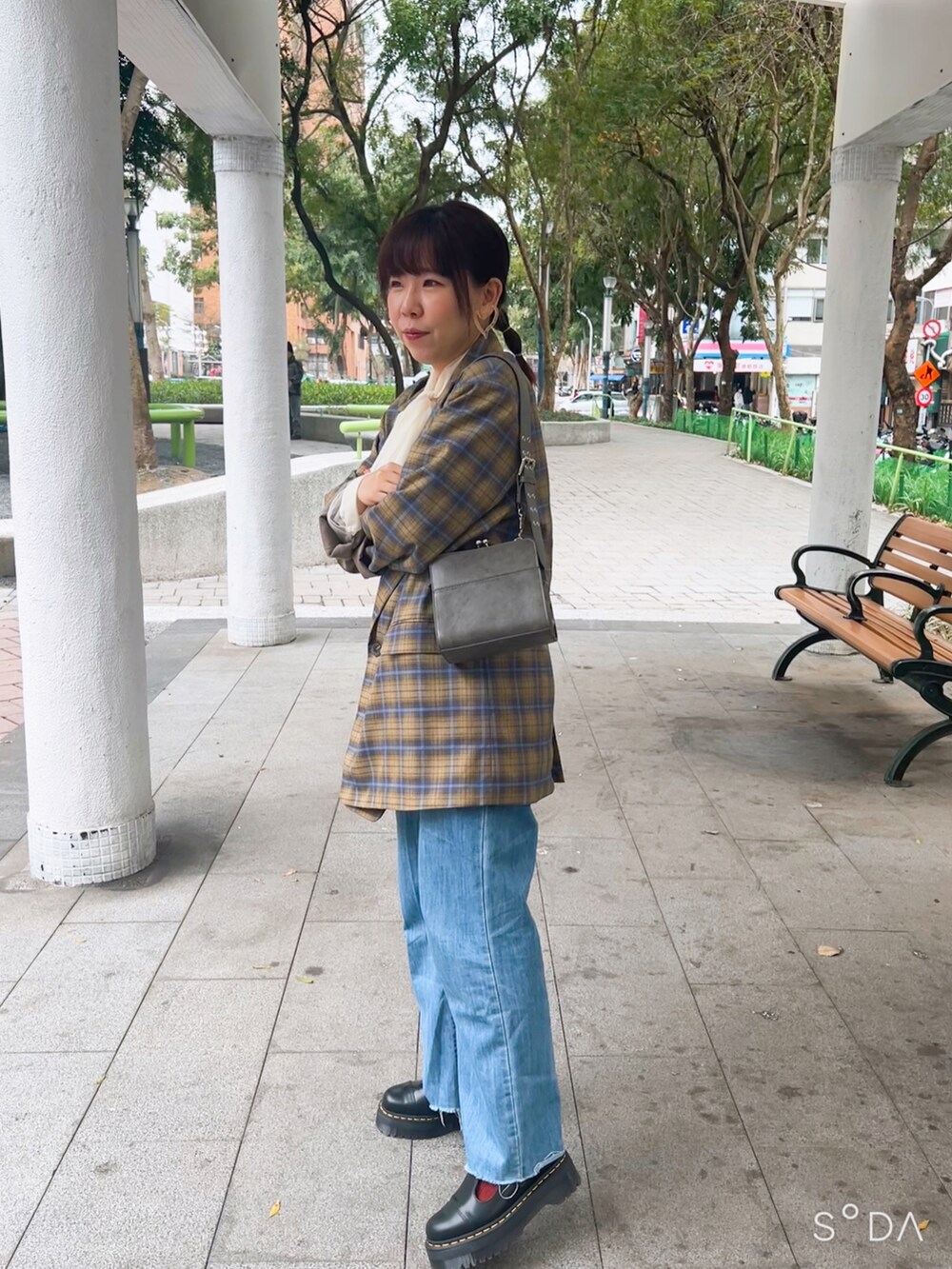 ブラック系のブーツ、イエロー系のテーラードジャケット、ホワイト系のシャツ/ブラウスを着用したレディースの春コーディネートの2枚目の写真