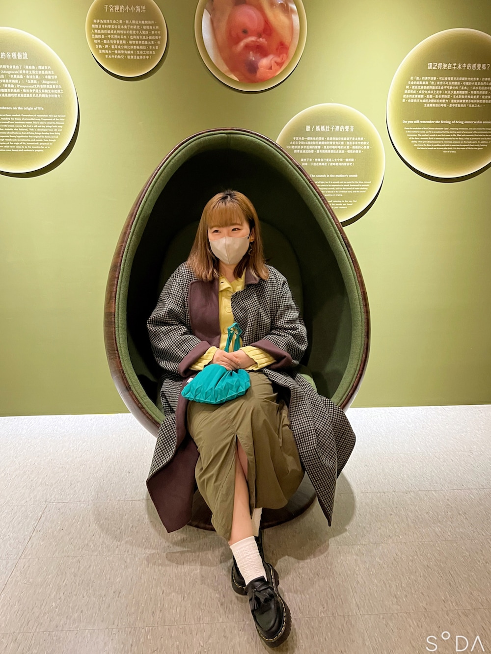 グリーン系のニット/セーター、グリーン系のワンピース、ブラウン系のその他アウターを着用したレディースの春コーディネートの2枚目の写真