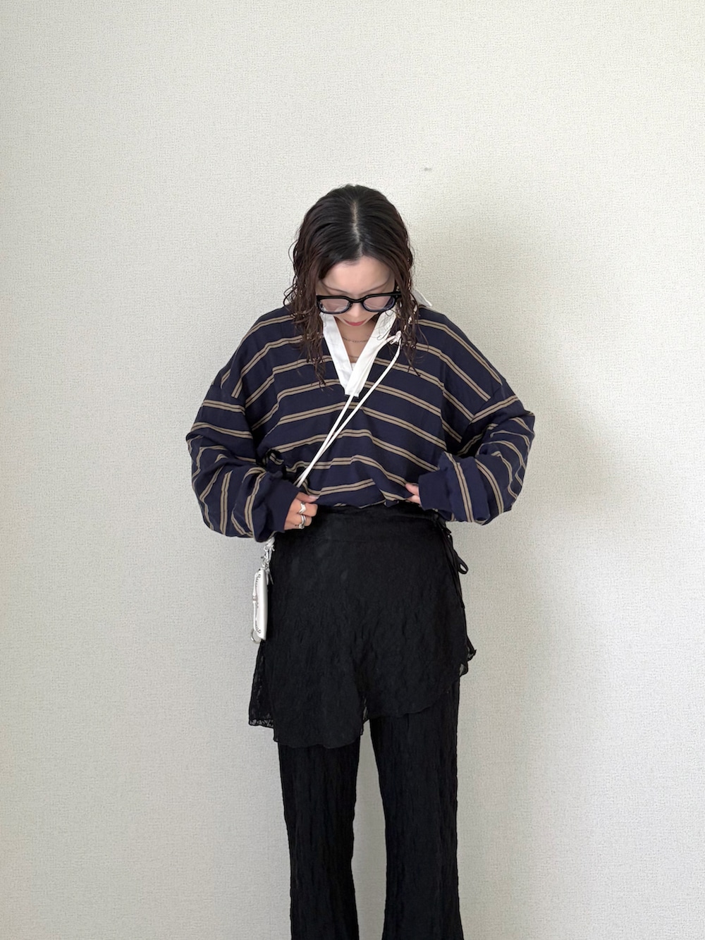 ブルー系のTシャツ/カットソー、ブラック系のその他パンツ、ホワイト系のスマホグッズを着用したレディースの春コーディネートの3枚目の写真