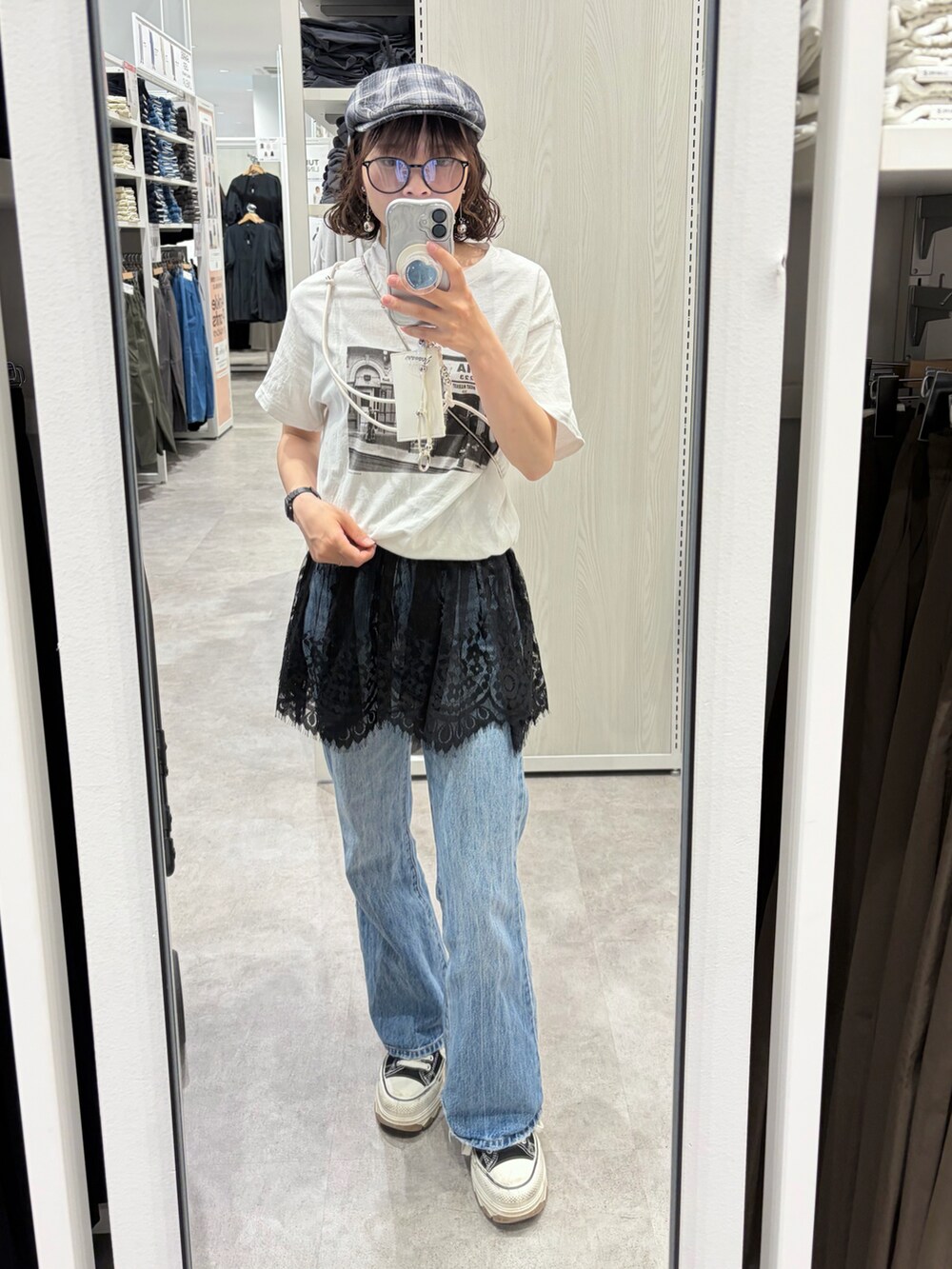 ホワイト系のTシャツ/カットソー、ホワイト系のキャミソール、その他のハンチング/ベレー帽を着用したレディースの春コーディネートの2枚目の写真
