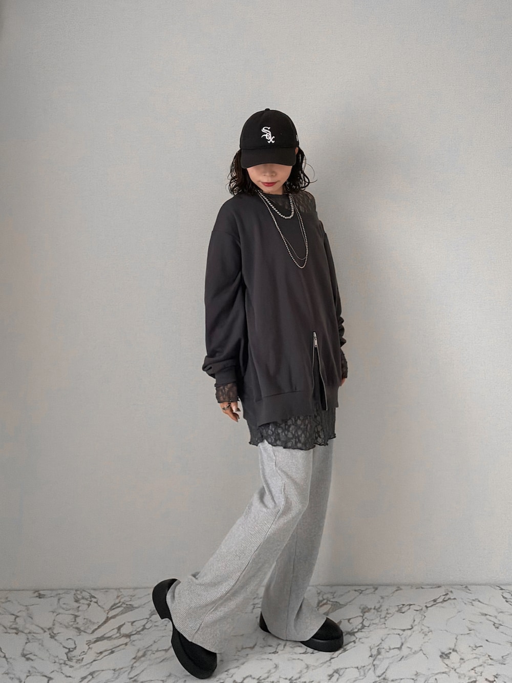グレー系のワンピース/ドレス、グレー系のその他パンツ、ブラック系のサンダルを着用したレディースの春コーディネートの2枚目の写真