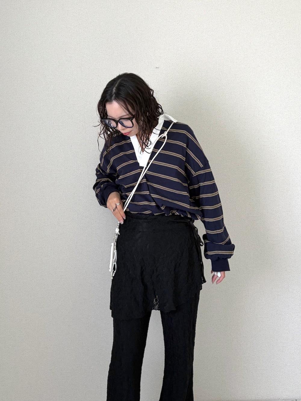 ブルー系のTシャツ/カットソー、ブラック系のその他パンツ、ホワイト系のスマホグッズを着用したレディースの春コーディネートの2枚目の写真