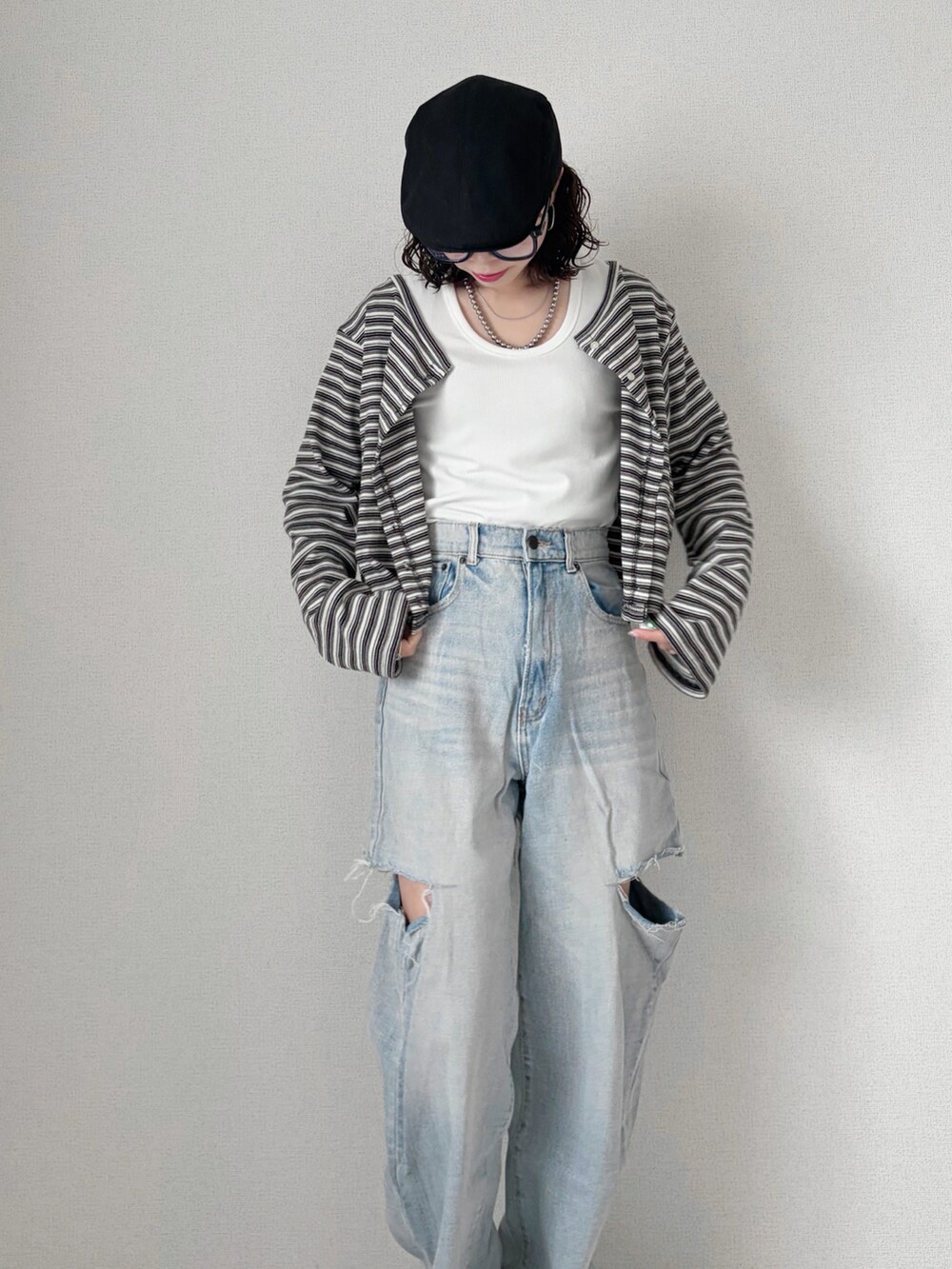 ホワイト系のTシャツ/カットソー、グレー系のカーディガン/ボレロ、ブルー系のデニムパンツを着用したレディースの春コーディネートの3枚目の写真