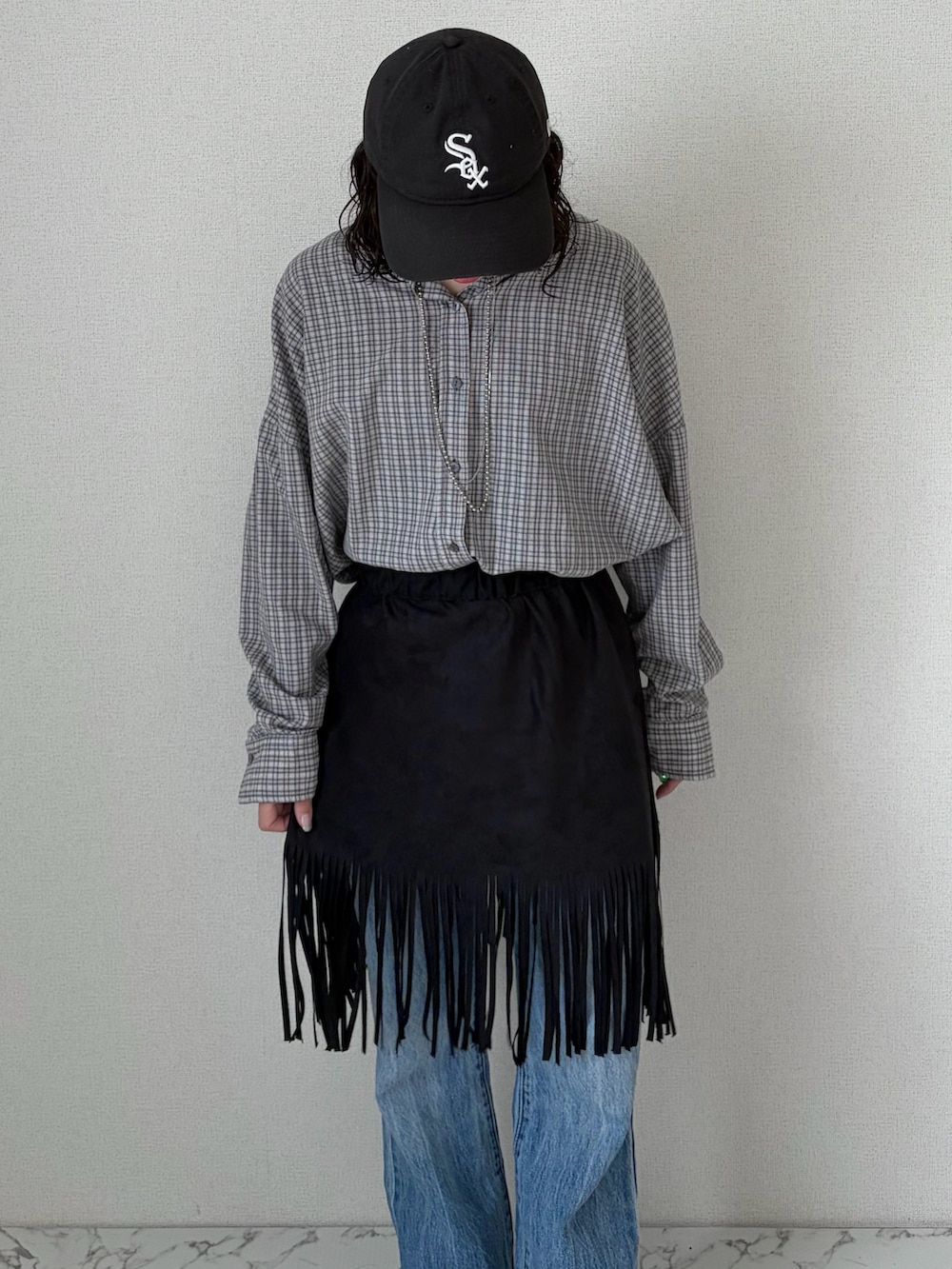 ブラック系のスカート、グレー系のシャツ/ブラウス、ブルー系のデニムパンツを着用したレディースの春コーディネートの3枚目の写真