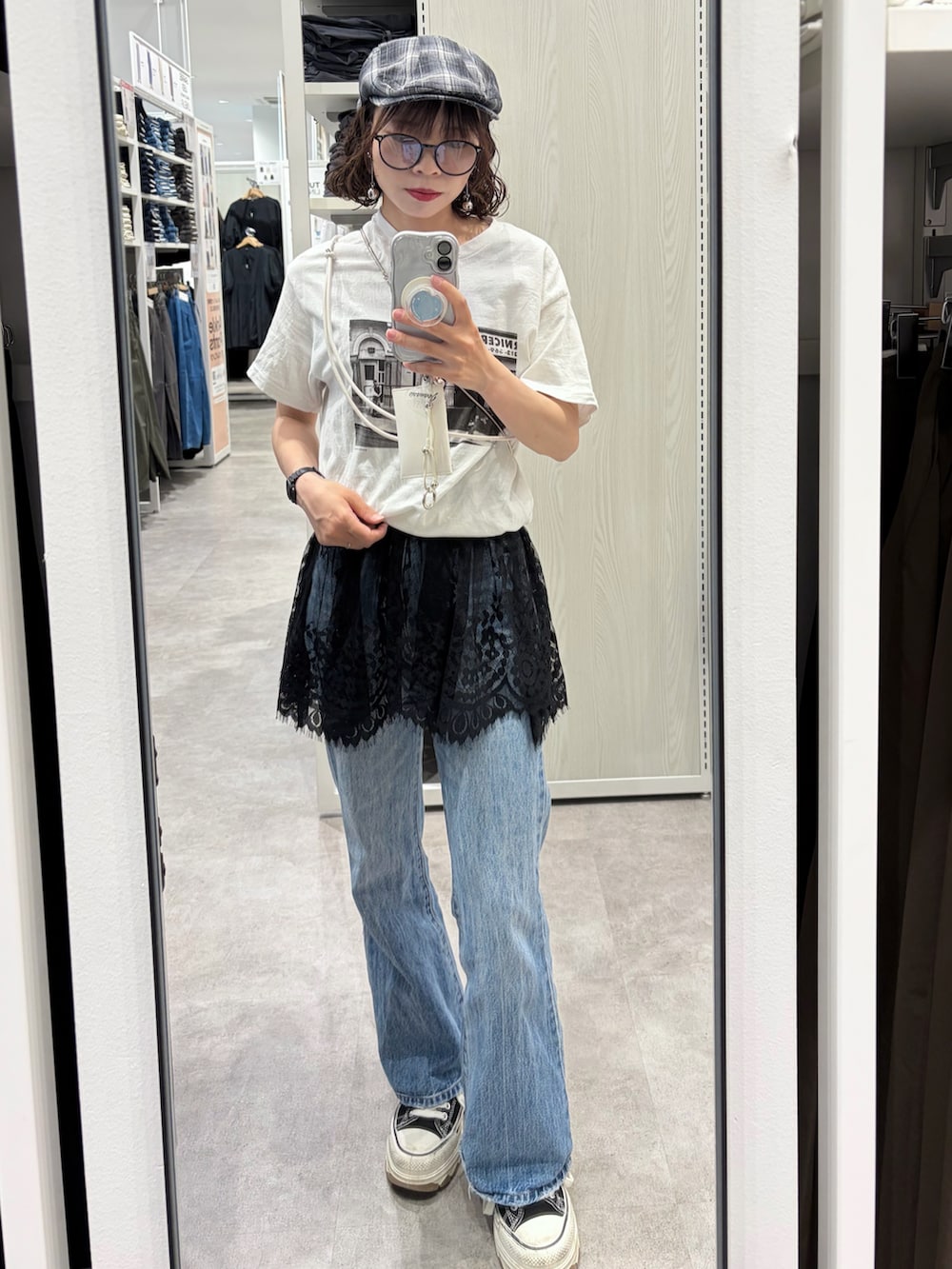 ホワイト系のTシャツ/カットソー、ホワイト系のキャミソール、その他のハンチング/ベレー帽を着用したレディースの春コーディネートの3枚目の写真