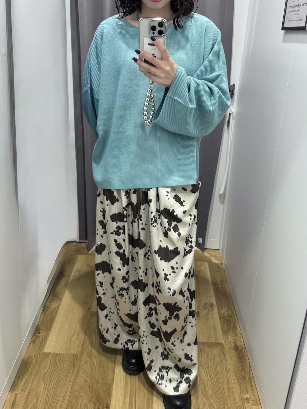 ブルー系のニット/セーター、ホワイト系のその他パンツを着用したレディースの冬コーディネートの2枚目の写真