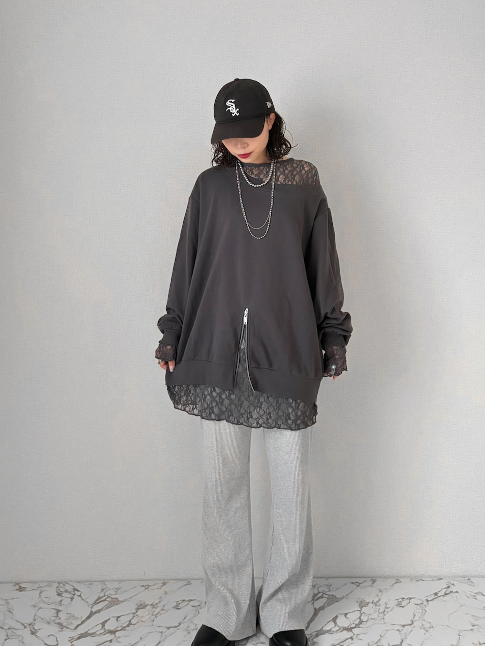 グレー系のワンピース/ドレス、グレー系のその他パンツ、ブラック系のサンダルを着用したレディースの春コーディネートの3枚目の写真