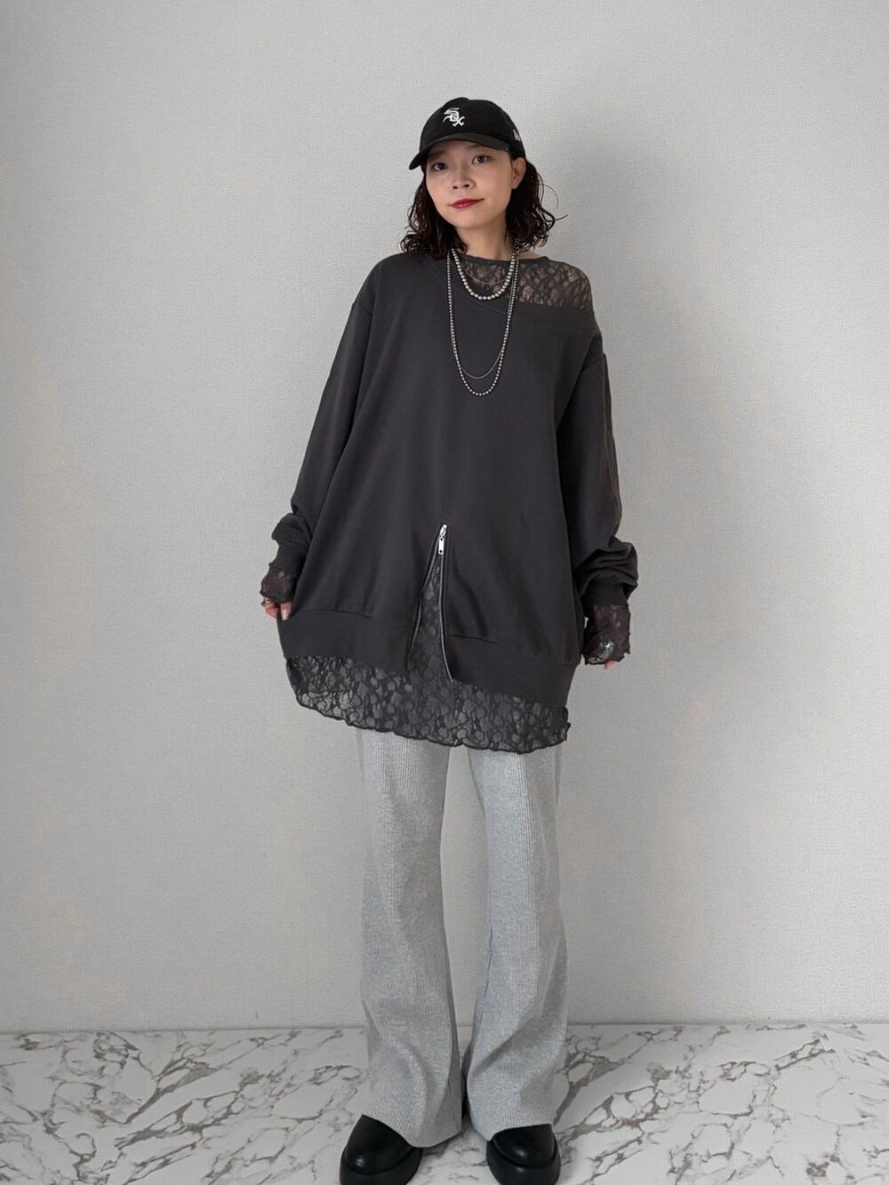 グレー系のワンピース/ドレス、グレー系のその他パンツ、ブラック系のサンダルを着用したレディースの春コーディネートの4枚目の写真