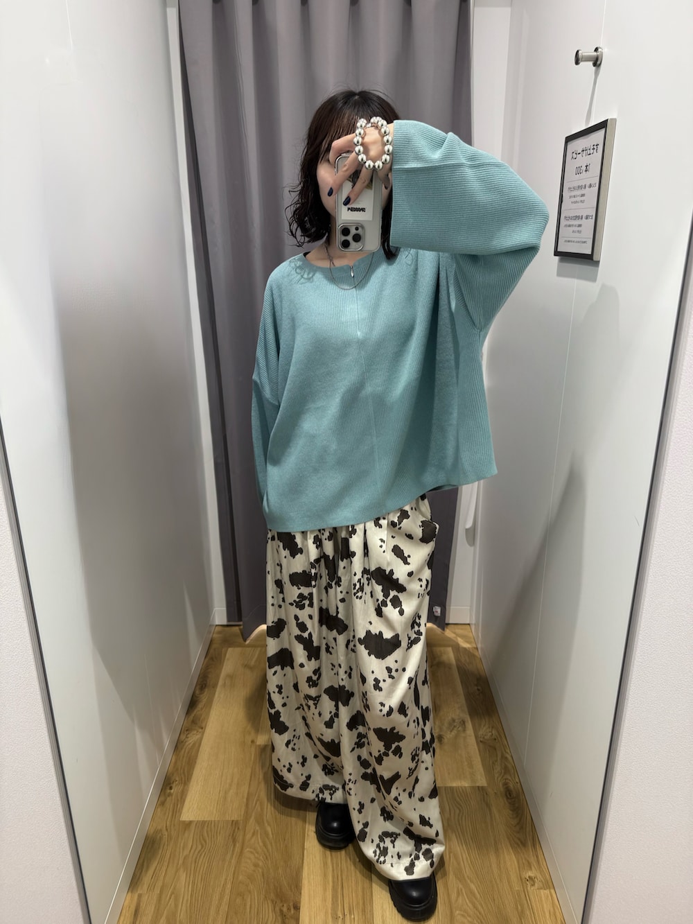 ブルー系のニット/セーター、ホワイト系のその他パンツを着用したレディースの冬コーディネートの3枚目の写真