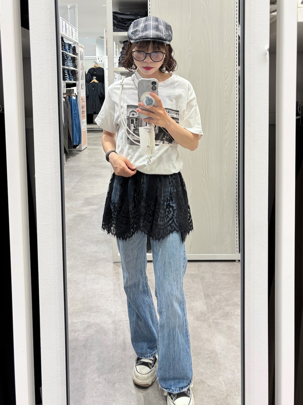 ホワイト系のTシャツ/カットソー、ホワイト系のキャミソール、その他のハンチング/ベレー帽を着用したレディースの春コーディネートの4枚目の写真