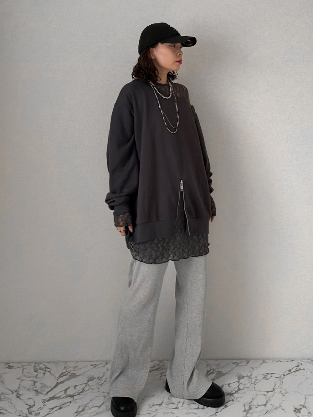 グレー系のワンピース/ドレス、グレー系のその他パンツ、ブラック系のサンダルを着用したレディースの春コーディネートの5枚目の写真
