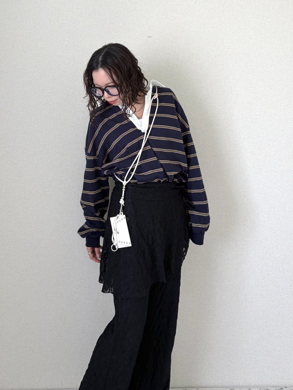 ブルー系のTシャツ/カットソー、ブラック系のその他パンツ、ホワイト系のスマホグッズを着用したレディースの春コーディネートの4枚目の写真