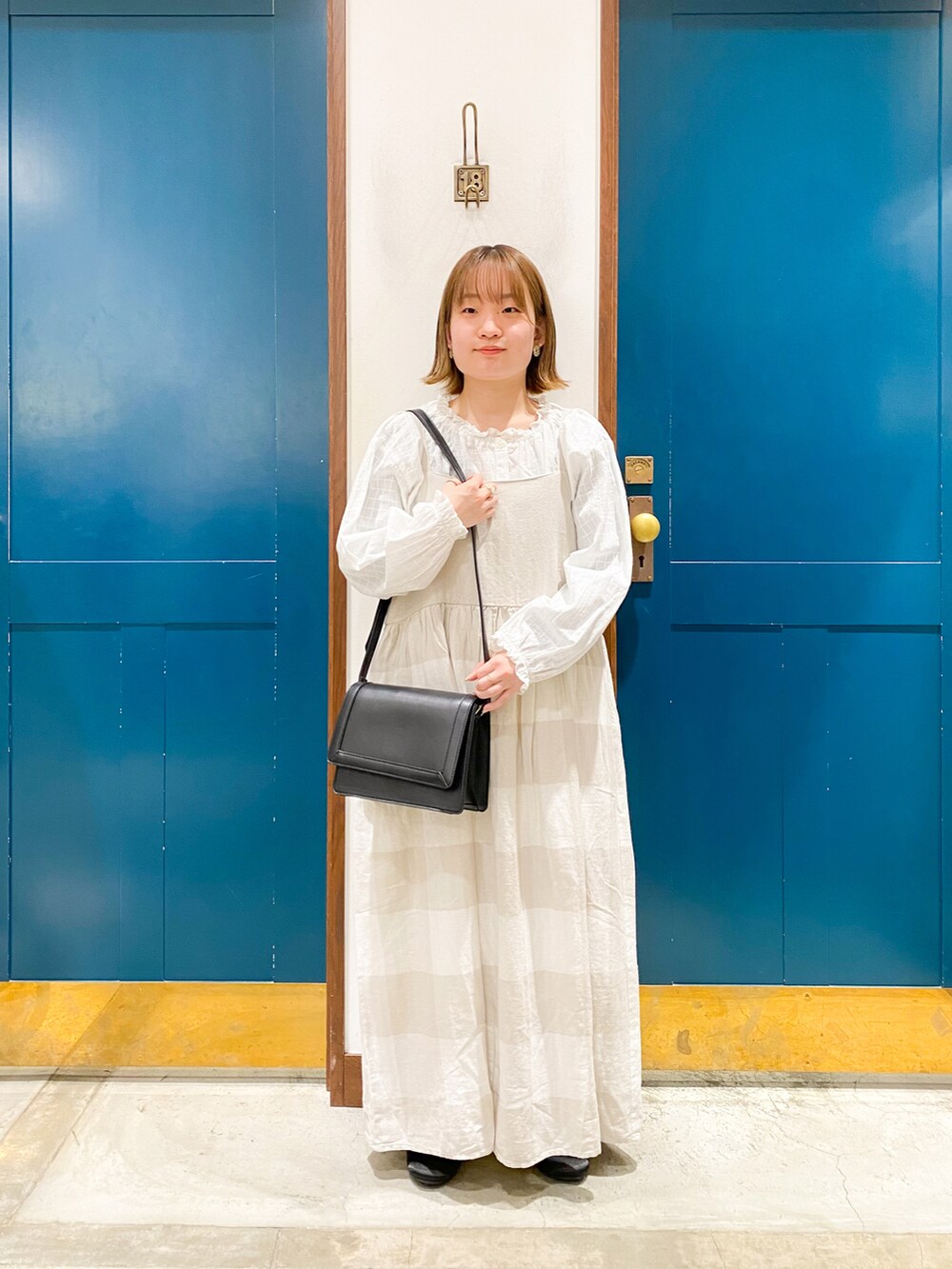 「Samansa Mos2、サマンサ モスモス(Samansa Mos2)、春コーデ、お出かけコーデ、着回しコーデ、大人ガーリー、春、キャミワンピ、前後2way、淡色コーデ、ベージュコーデ」｜「Samansa Mos2の格子柄ドビー襟フリルブラウス（シャツ/ブラウス、ホワイト系）」を使った、カンナさん（レディース・146cm）の春コーディネートの2枚目の写真