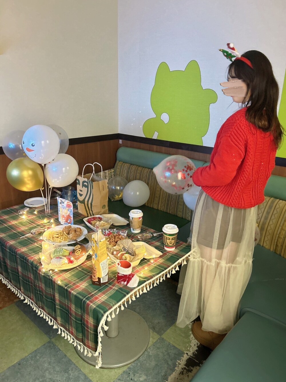 レッド系のニット/セーター、ホワイト系のスカート、ブラウン系のその他パンツを着用したレディースの冬コーディネートの2枚目の写真