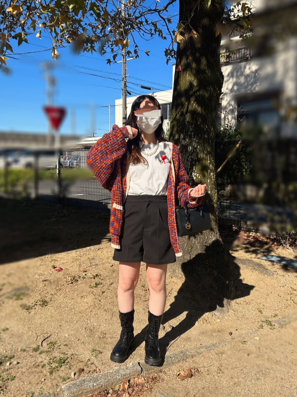 ホワイト系のTシャツ/カットソー、オレンジ系のカーディガン/ボレロ、ブラック系のその他パンツを着用したレディースの秋コーディネートの3枚目の写真