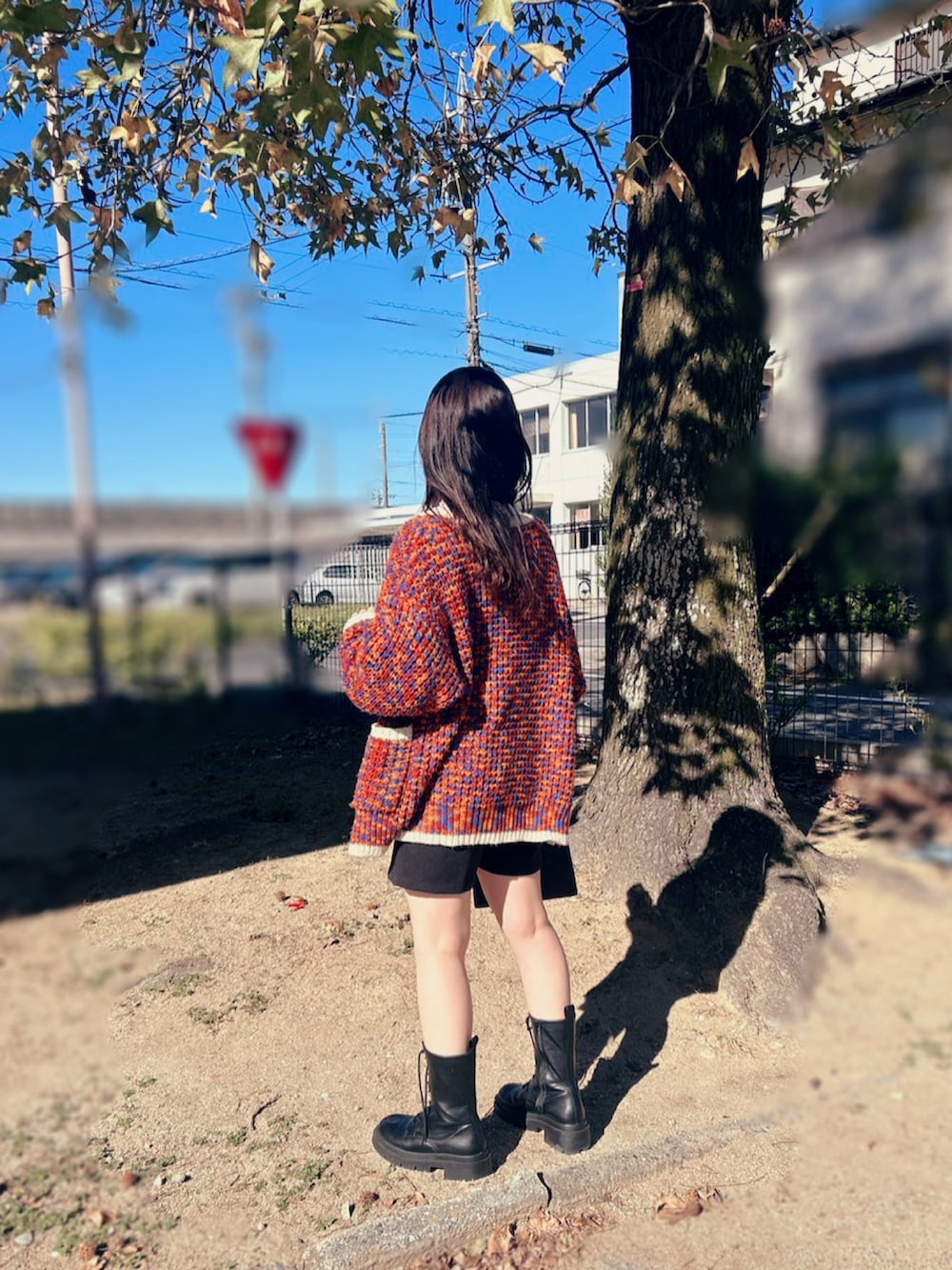 ホワイト系のTシャツ/カットソー、オレンジ系のカーディガン/ボレロ、ブラック系のその他パンツを着用したレディースの秋コーディネートの2枚目の写真