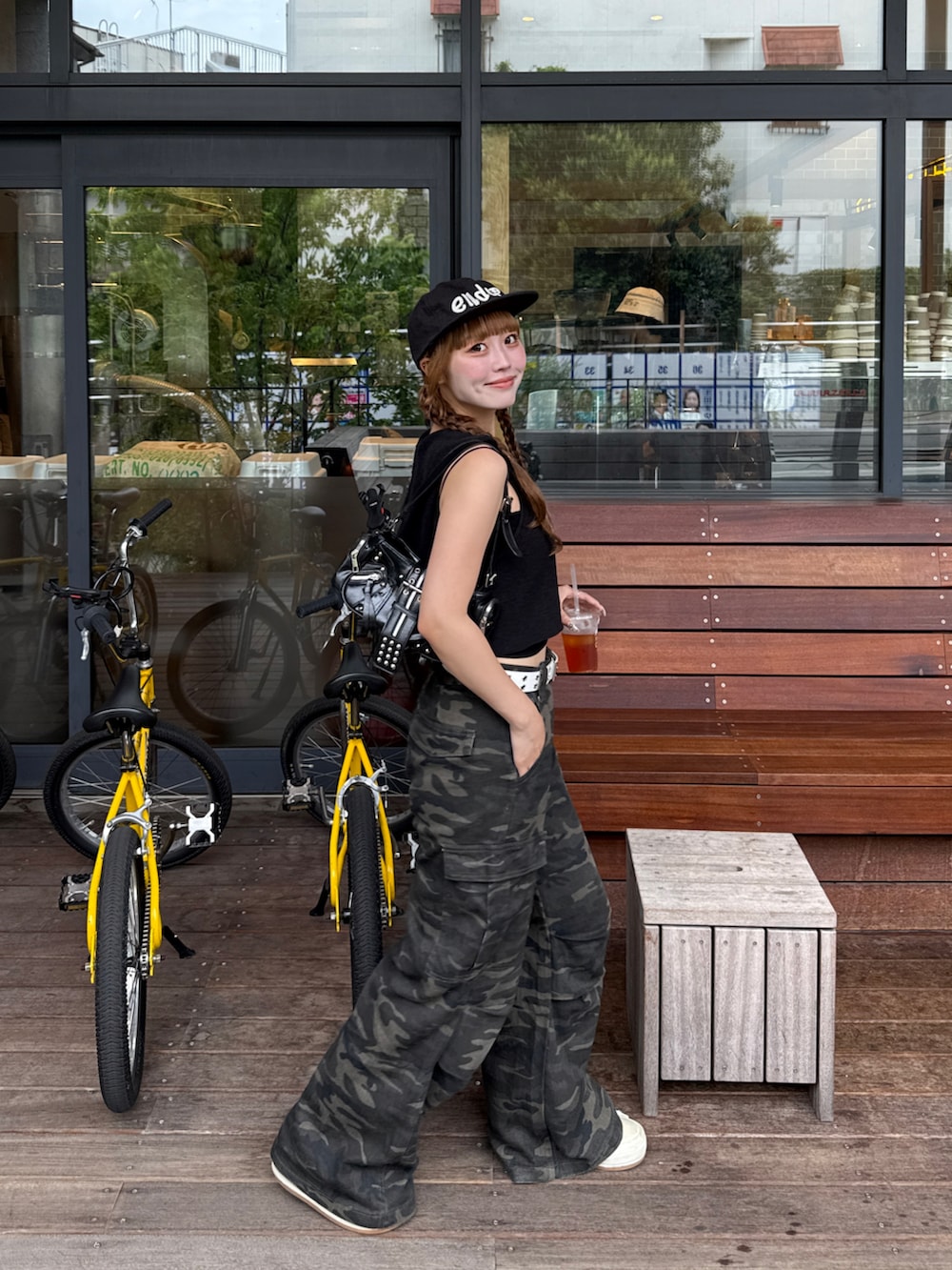 ブラック系のトップス、その他のパンツ、その他のスニーカーを着用したレディースの夏コーディネートの2枚目の写真