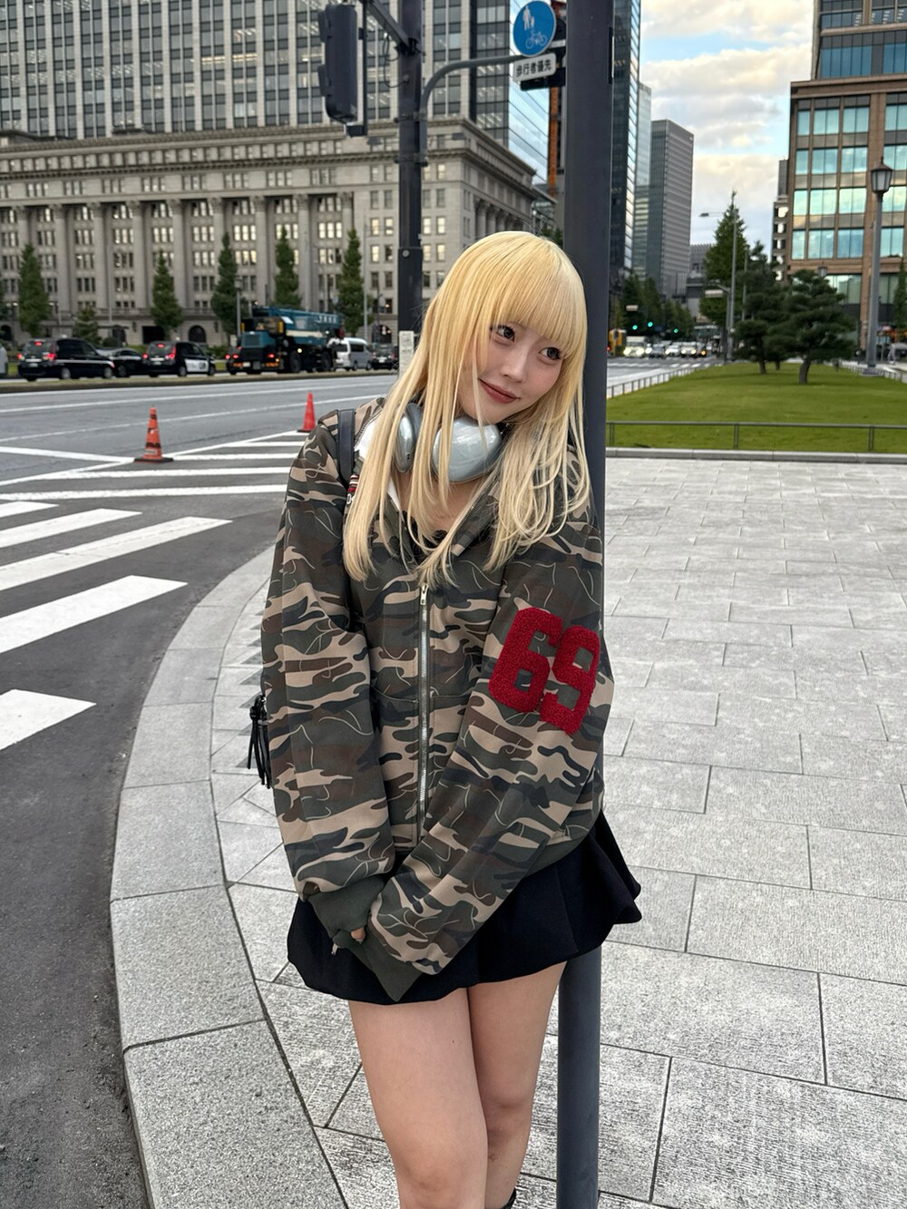 その他のパーカー、グレー系のスカート、ブラック系のブーツを着用したレディースの秋コーディネートの2枚目の写真