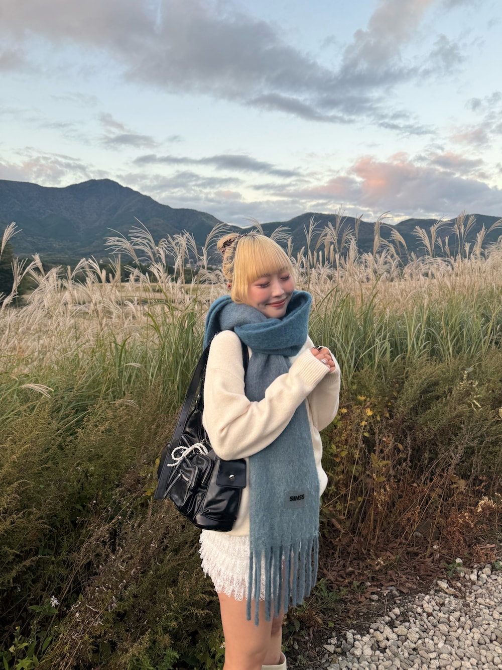 ホワイト系のその他パンツ、ホワイト系のニット/セーター、ホワイト系のシューズを着用したレディースの秋コーディネートの2枚目の写真