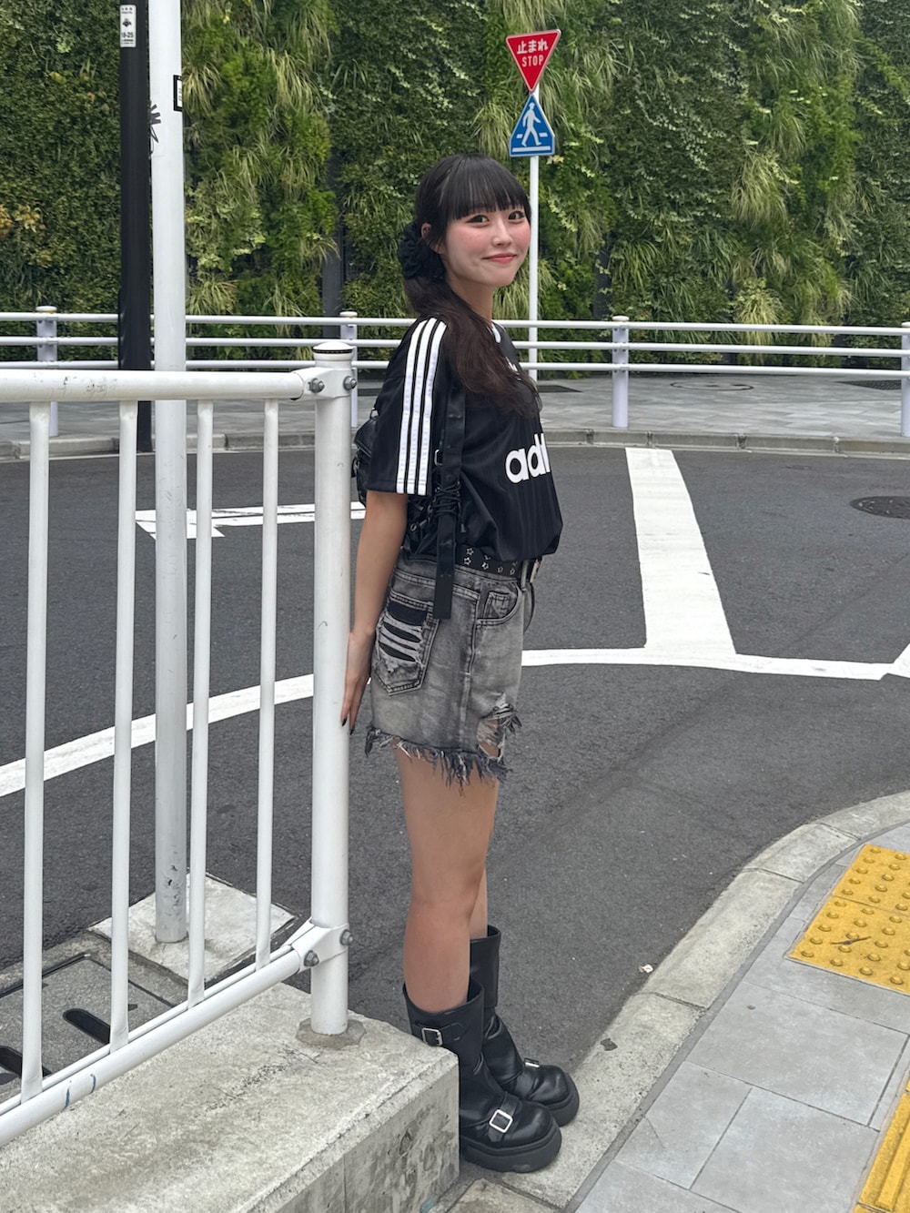ブラック系のTシャツ/カットソー、ブラック系のブーツ、グレー系のパンツを着用したレディースの夏コーディネートの2枚目の写真