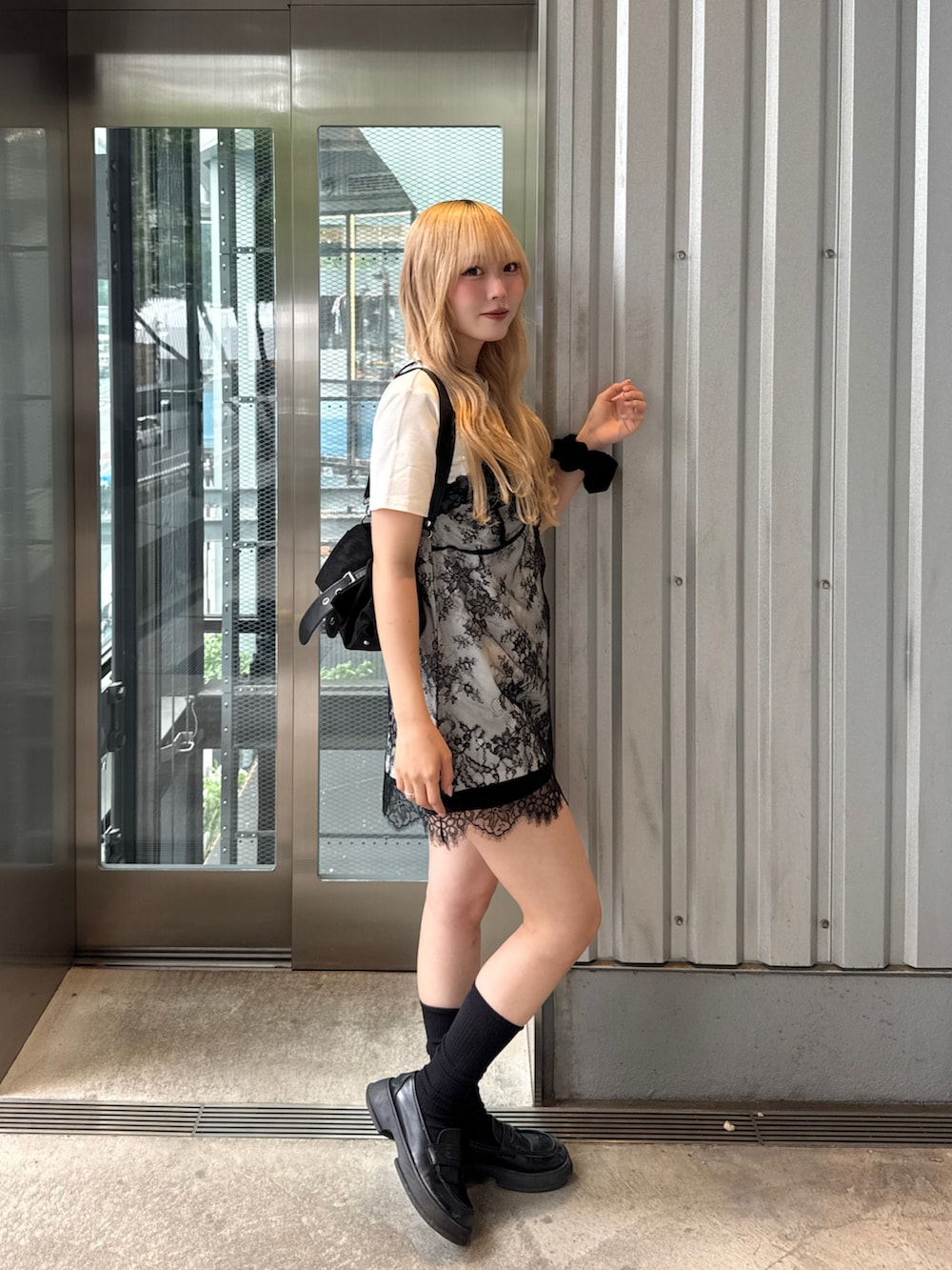 ホワイト系のTシャツ/カットソー、ブラック系のローファーを着用したレディースの夏コーディネートの2枚目の写真